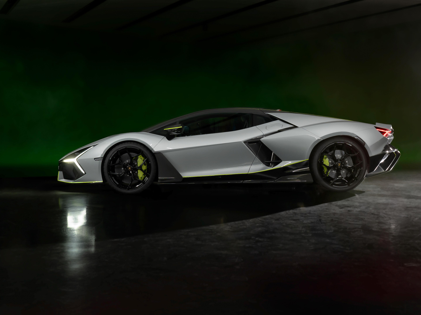 Быстрый автомобиль Lamborghini Revuelto At Lamborghini Arena 2024 года вид сбоку