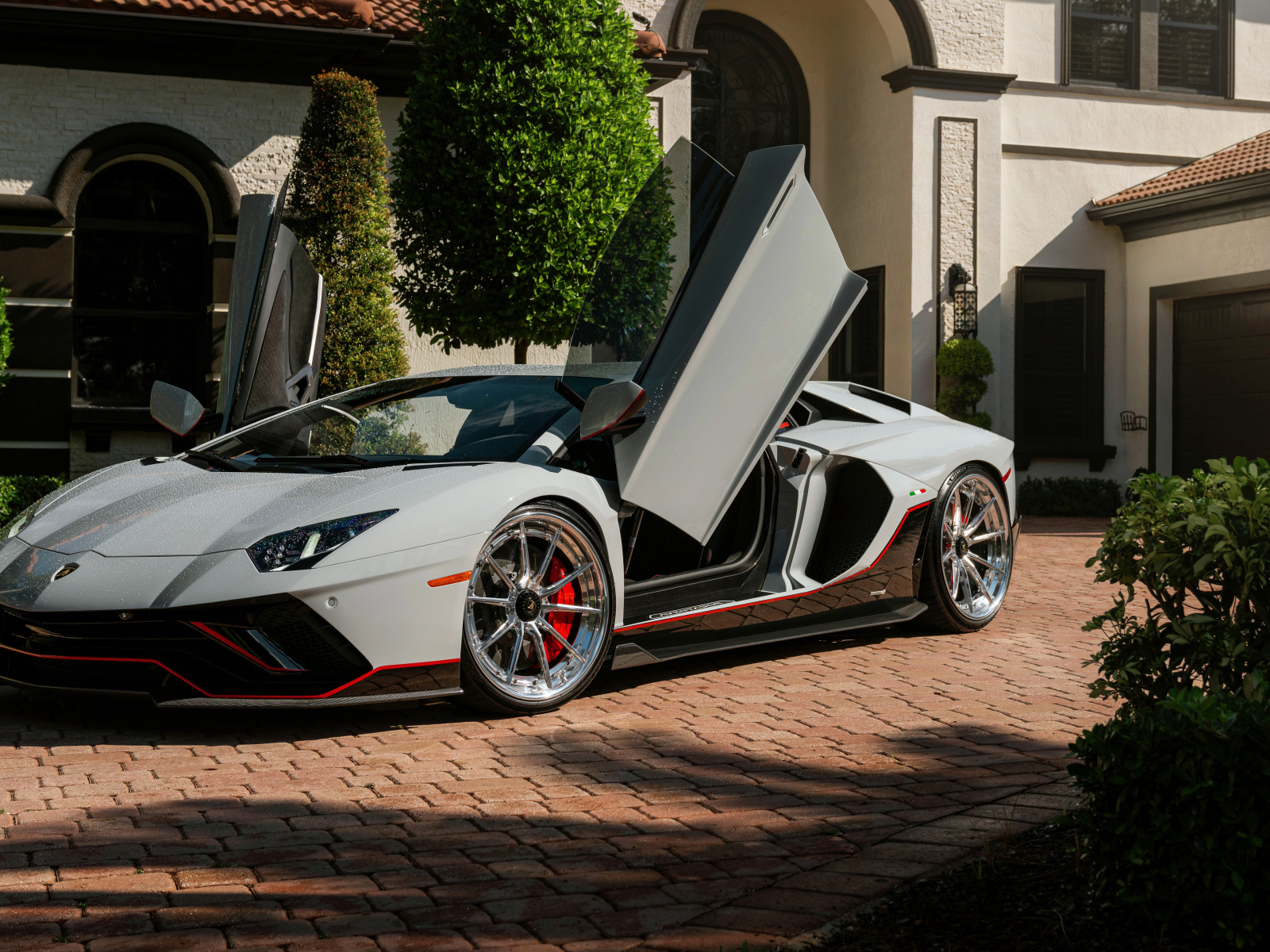 Серый автомобиль Lamborghini Aventador с открытыми дверями