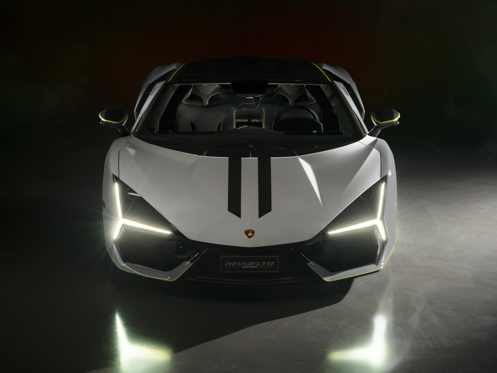Автомобиль  Lamborghini Revuelto Ad Personam 2024 года вид спереди