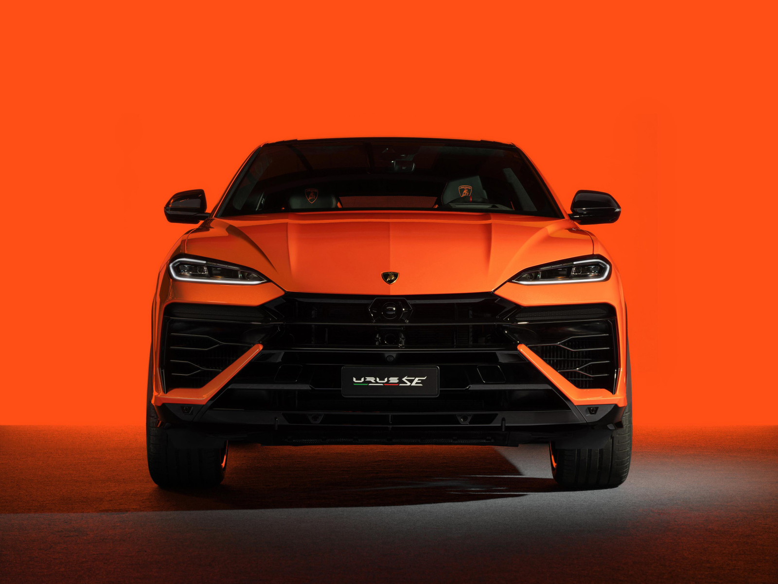 Автомобиль  Lamborghini Urus SE Plug-In Hybrid вид спереди