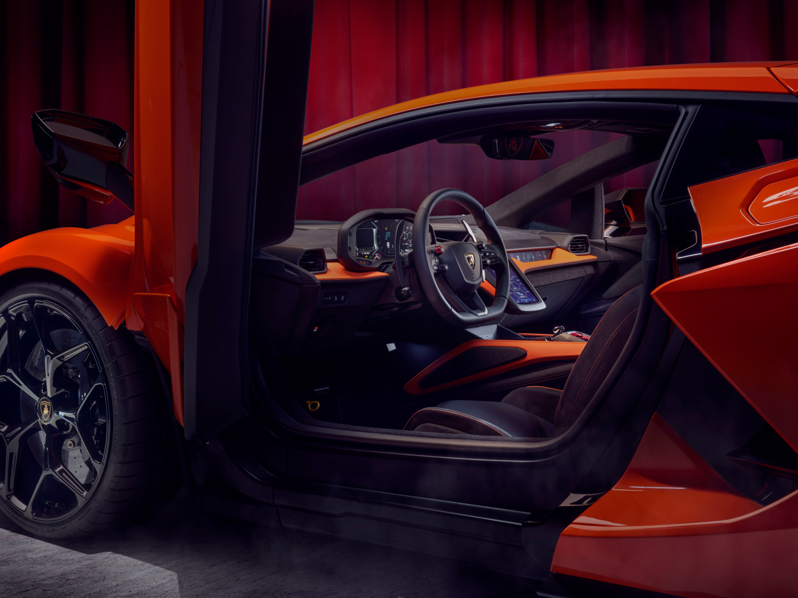 Открытая дверь в автомобиле Lamborghini Revuelto