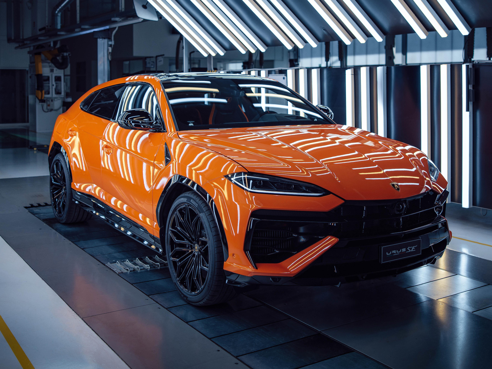 Оранжевый супер внедорожник Lamborghini Urus SE Plug-In Hybrid