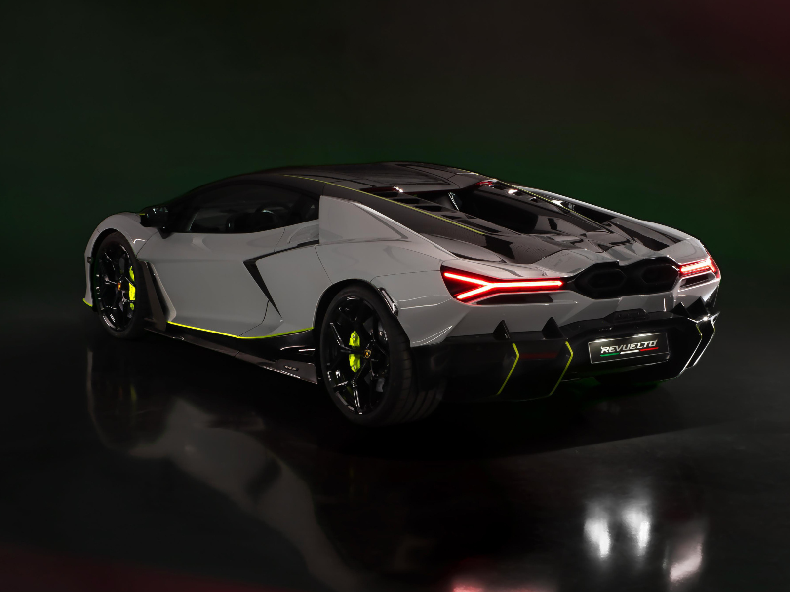 Вид сзади на автомобиль Lamborghini Revuelto At Lamborghini Arena 2024 года