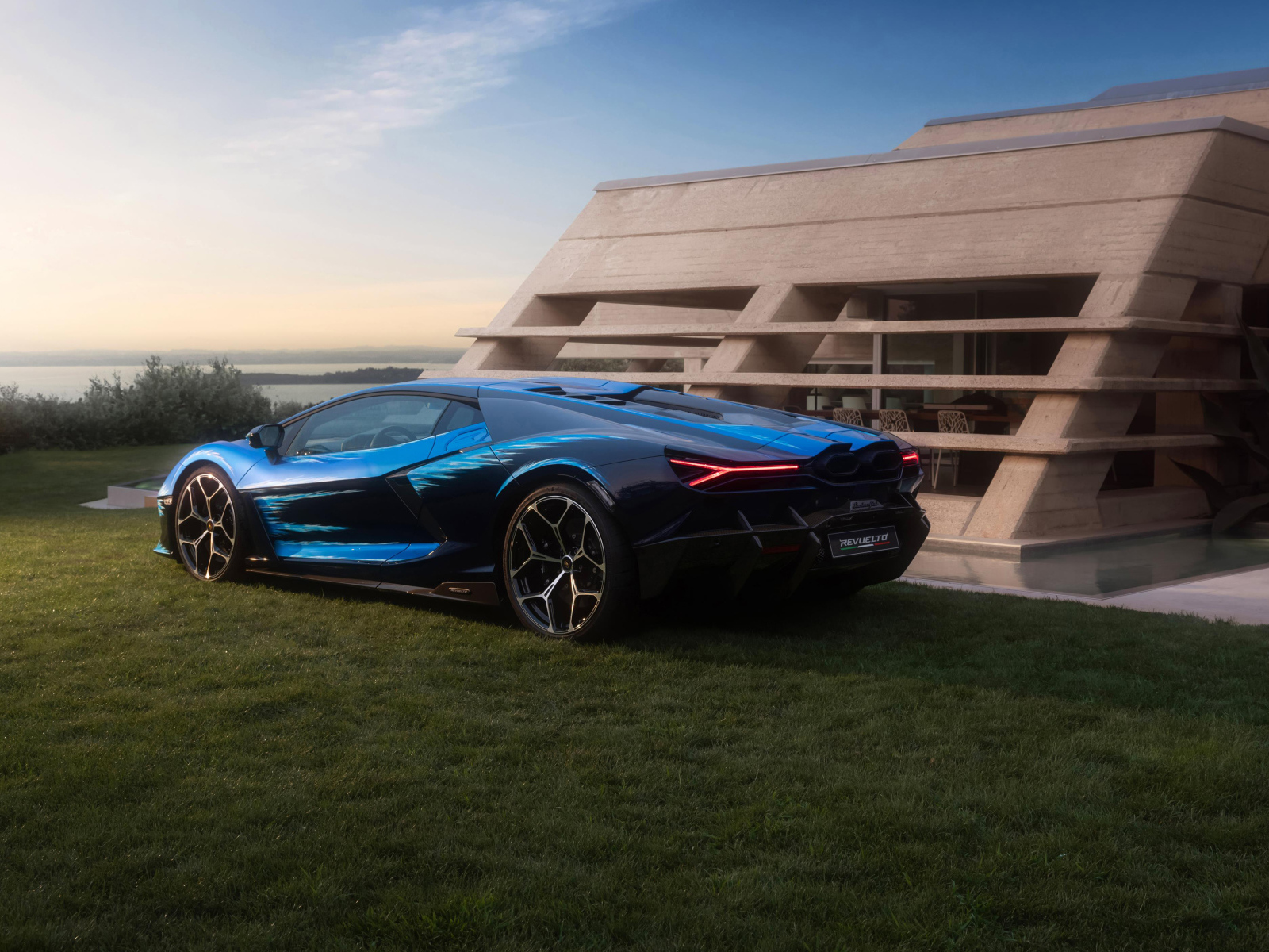 Вид сзади на автомобиль Lamborghini Revuelto Opera Unica 2024 года