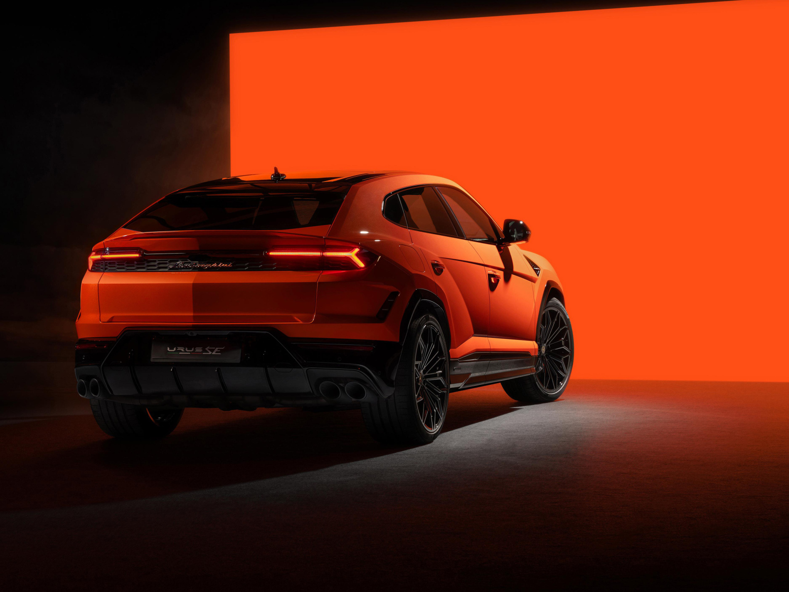 Вид сзади на внедорожник Lamborghini Urus SE Plug-In Hybrid