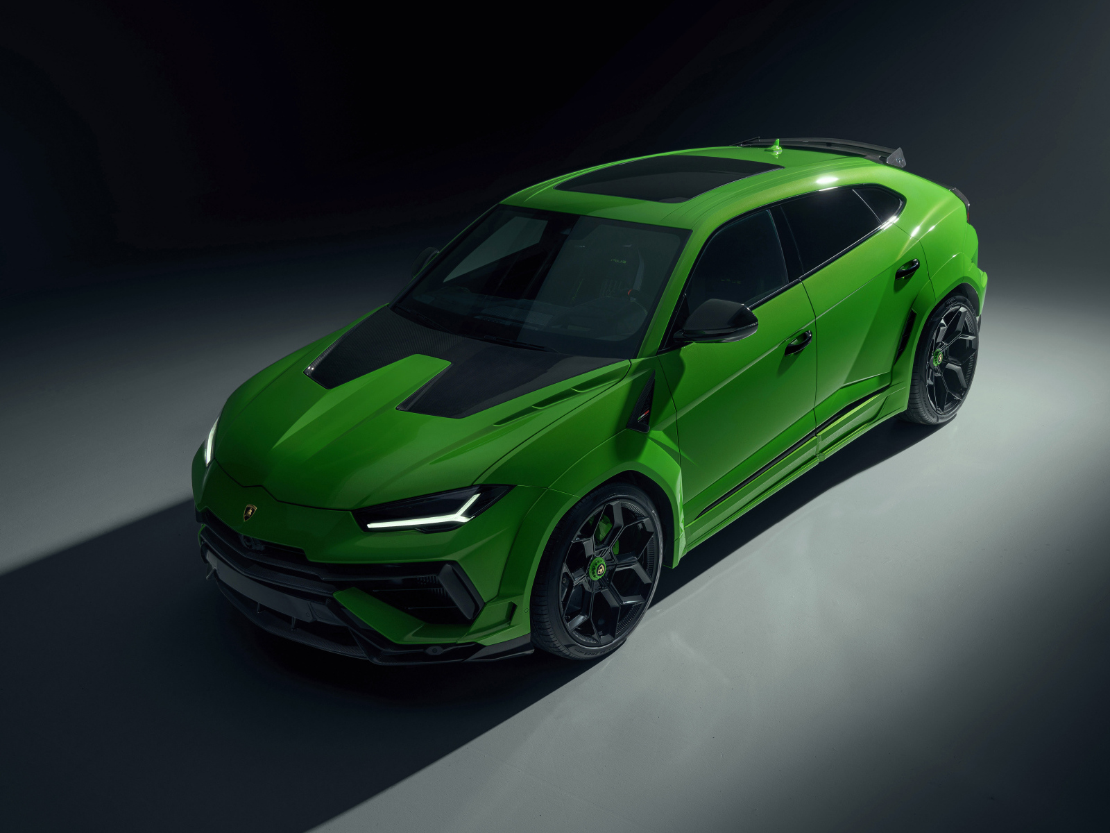 Вид сверху на автомобиль Lamborghini Urus на черном фоне