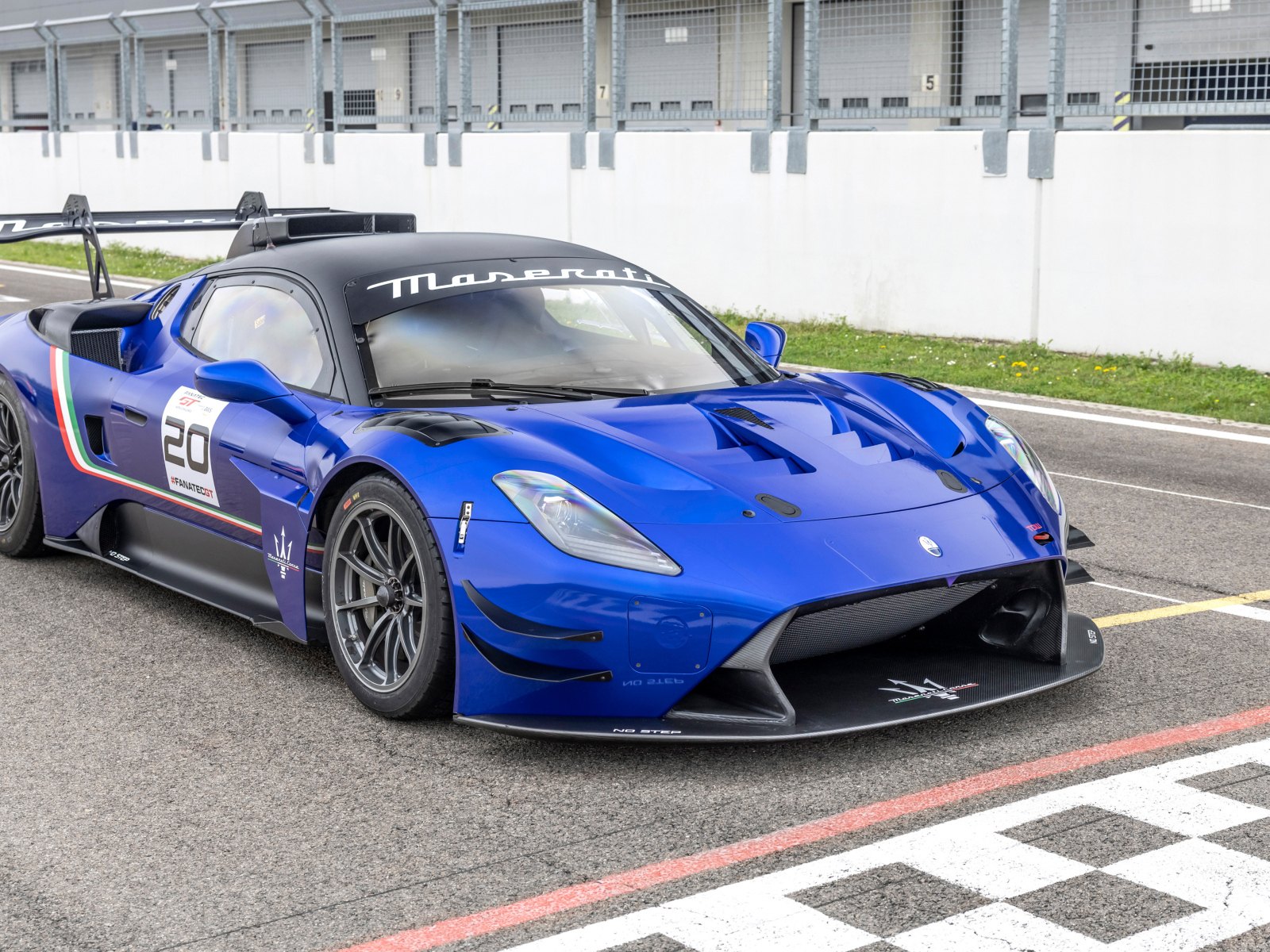 Синий автомобиль Maserati GT2  на трассе