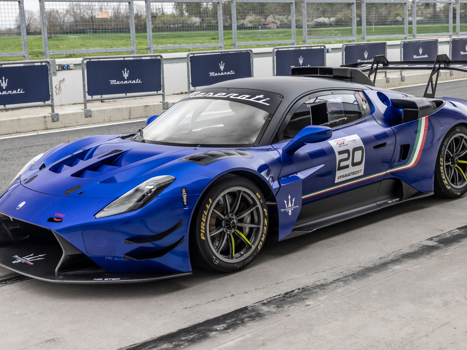 Синий спортивный автомобиль  Maserati GT2