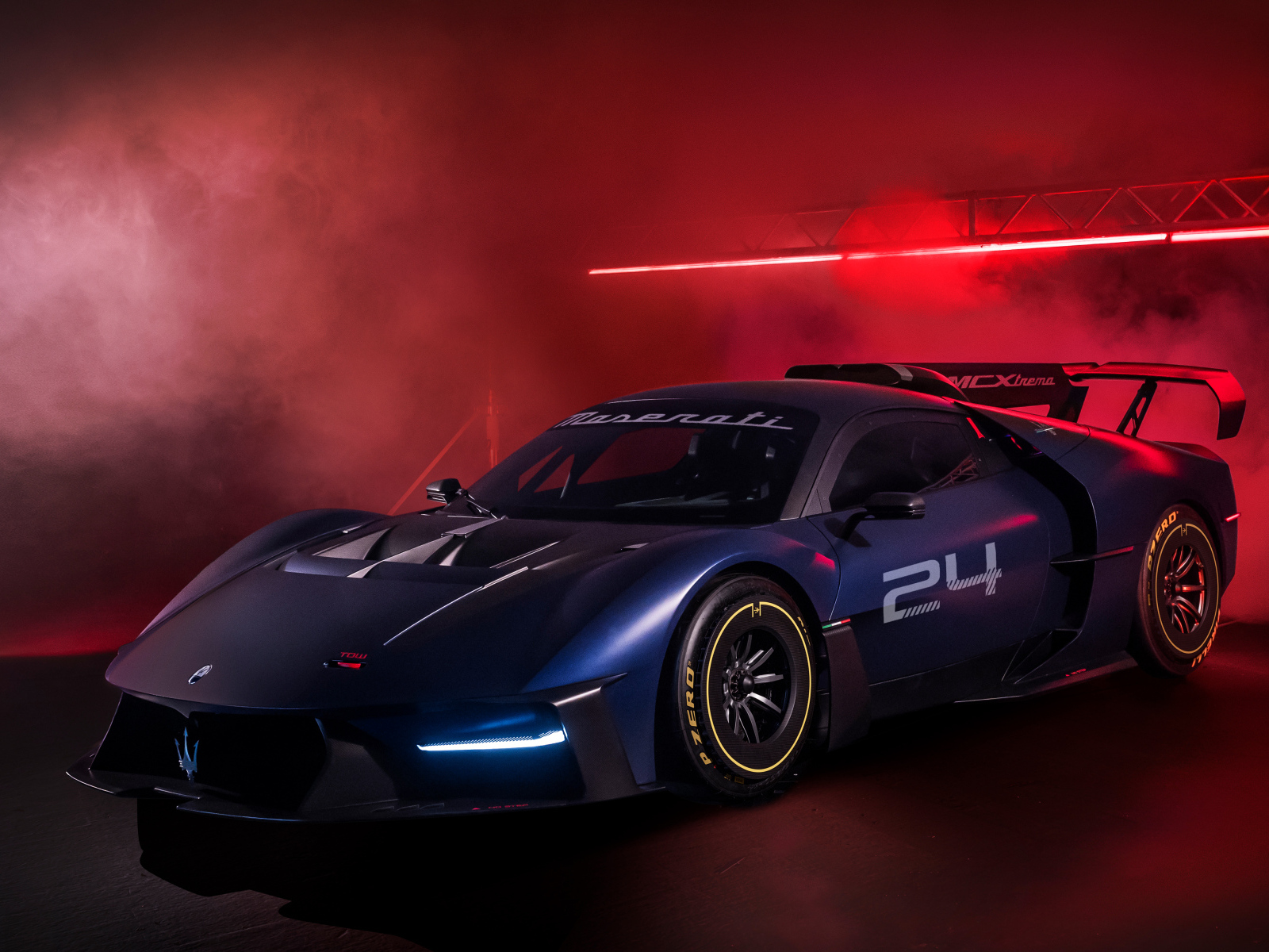 Дорогой спортивный автомобиль Maserati MCXtrema