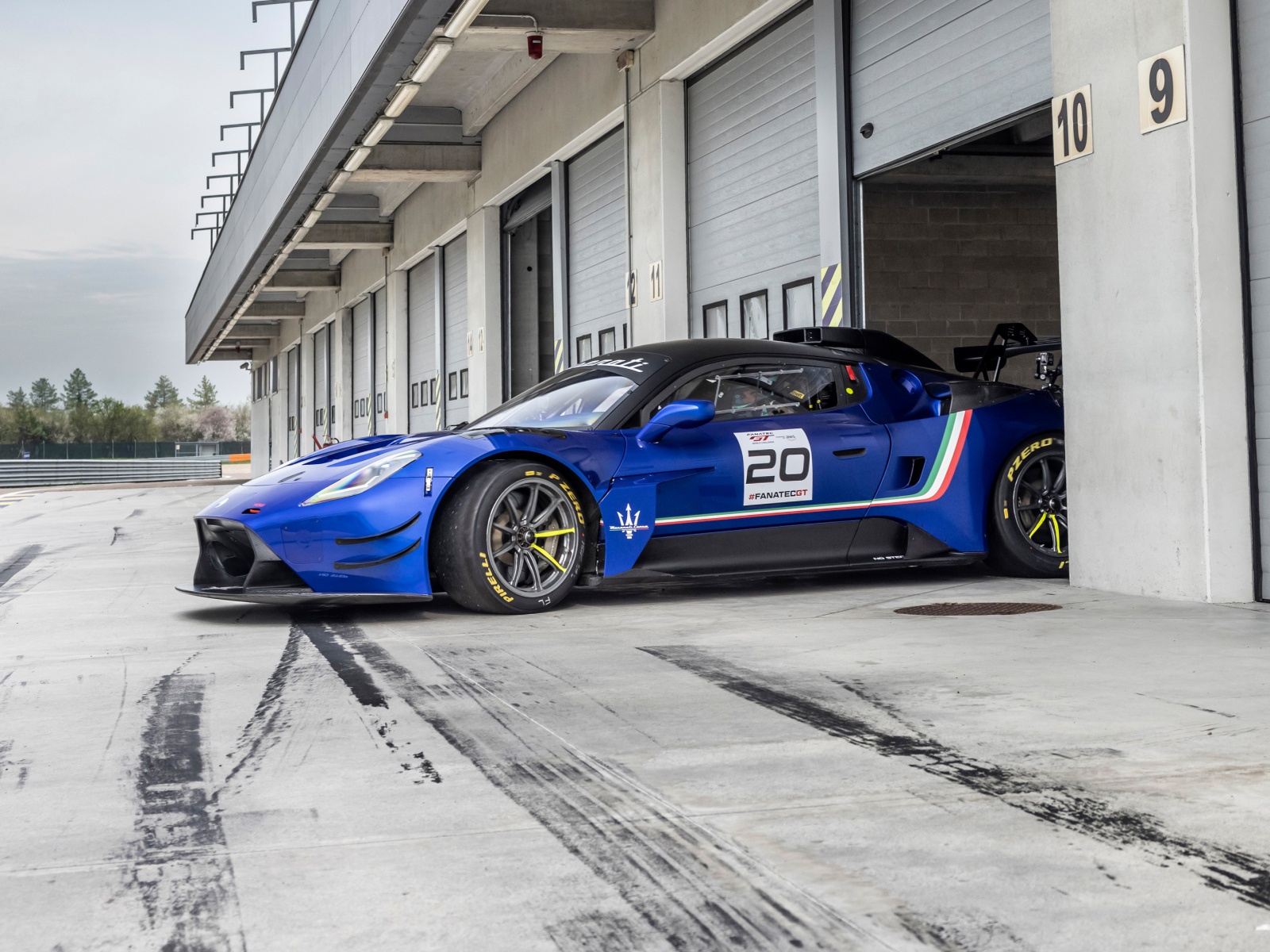 Автомобиль Maserati GT2 в гараже