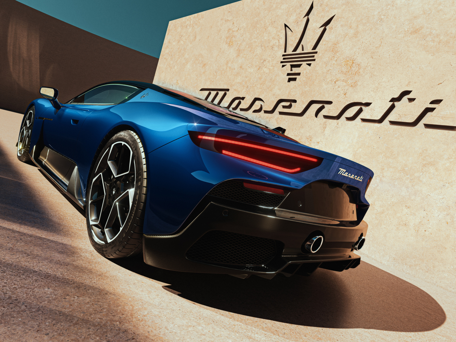 Вид сзади на автомобиль Maserati MC20