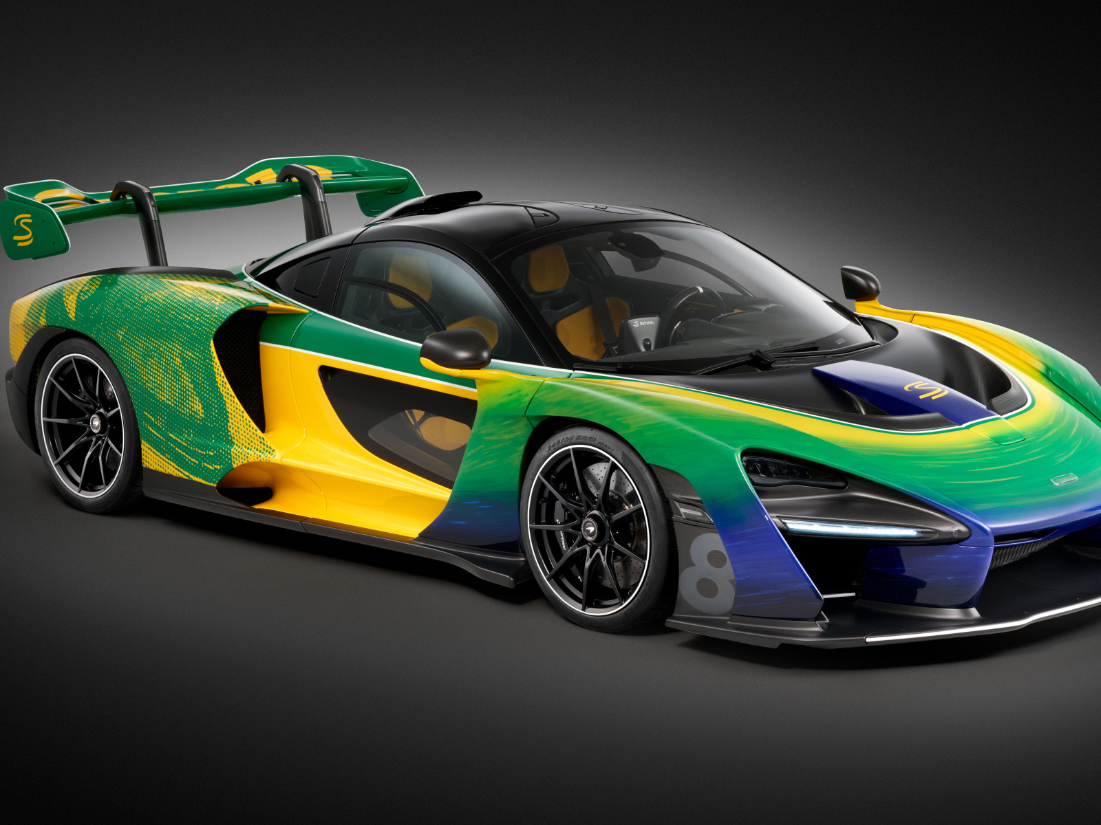Автомобиль McLaren Senna Sempre 2024  года на сером фоне
