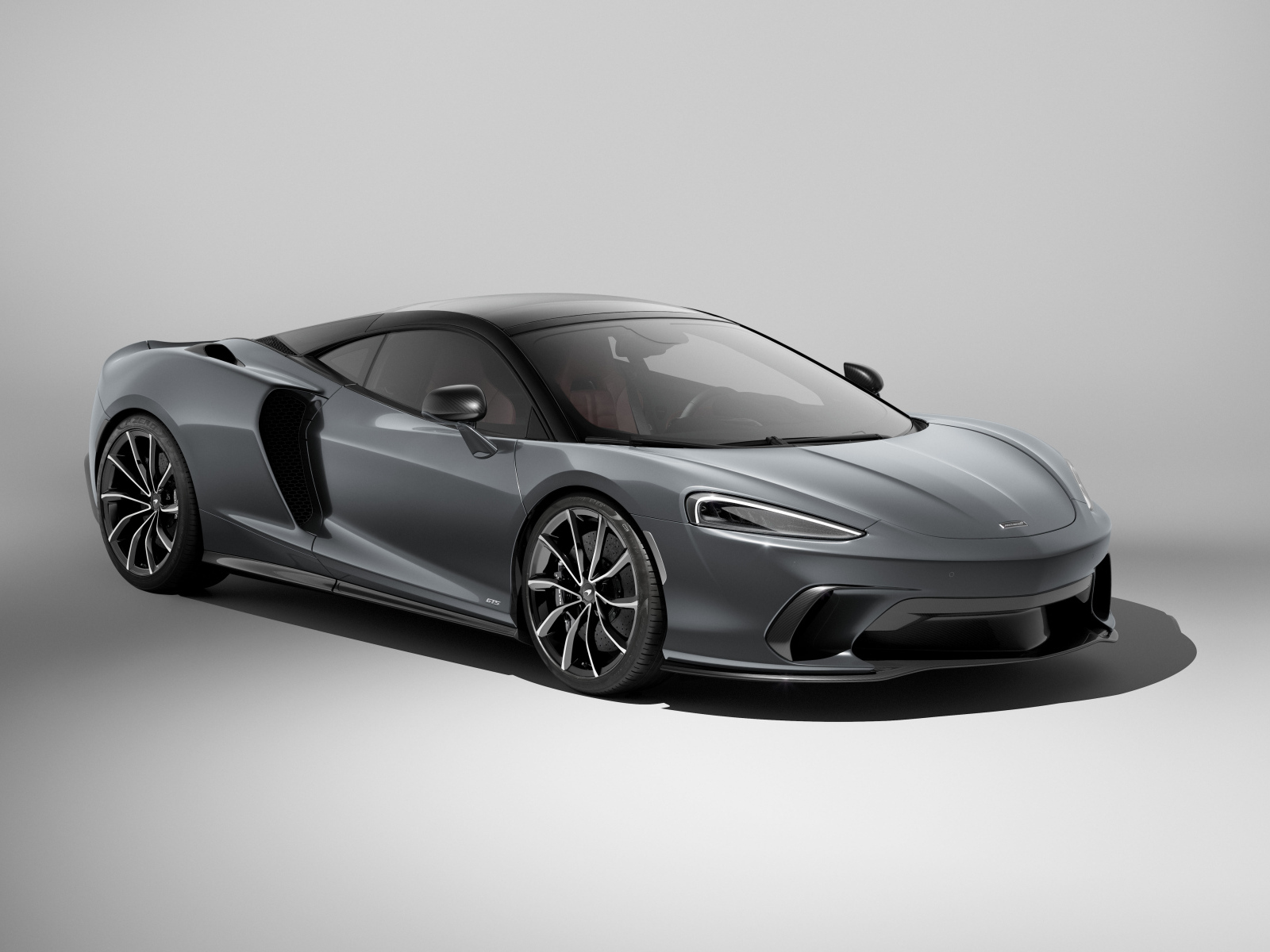 Серый автомобиль McLaren GTS