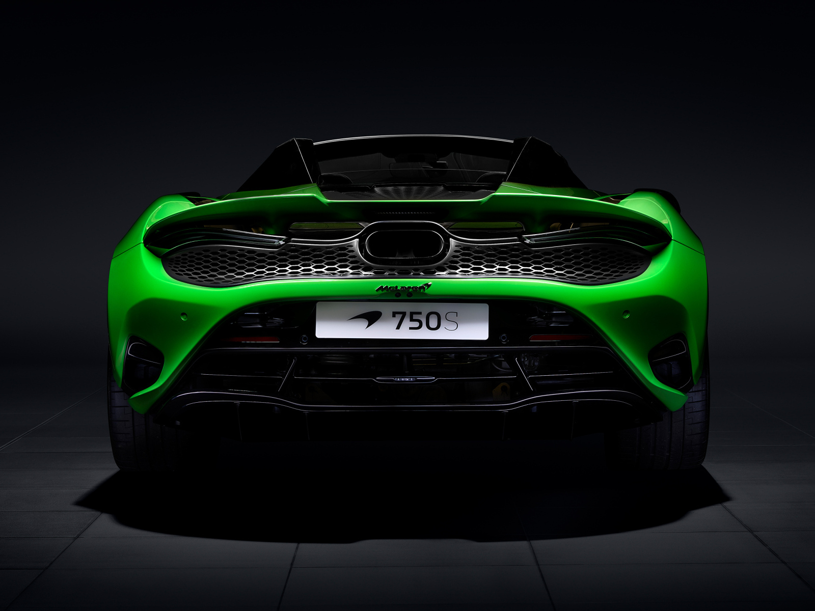 Вид сзади на зеленый автомобиль McLaren 750S