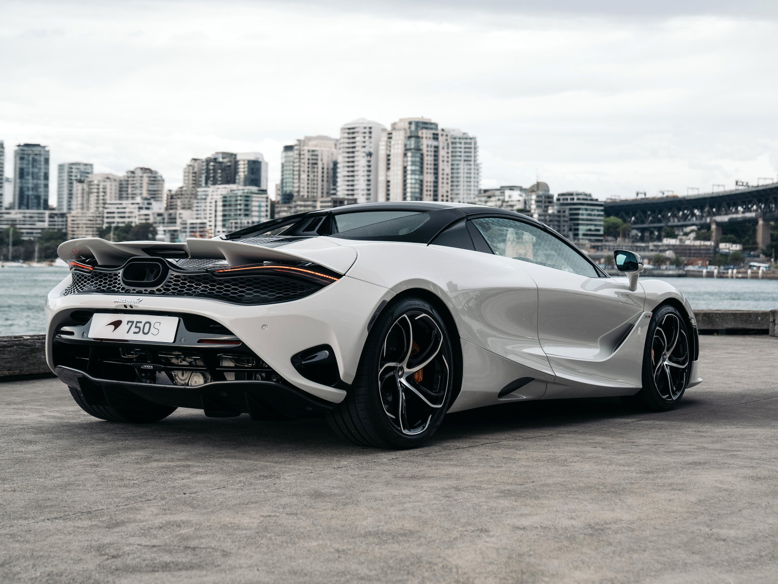 Вид сзади на автомобиль McLaren 750S Spider