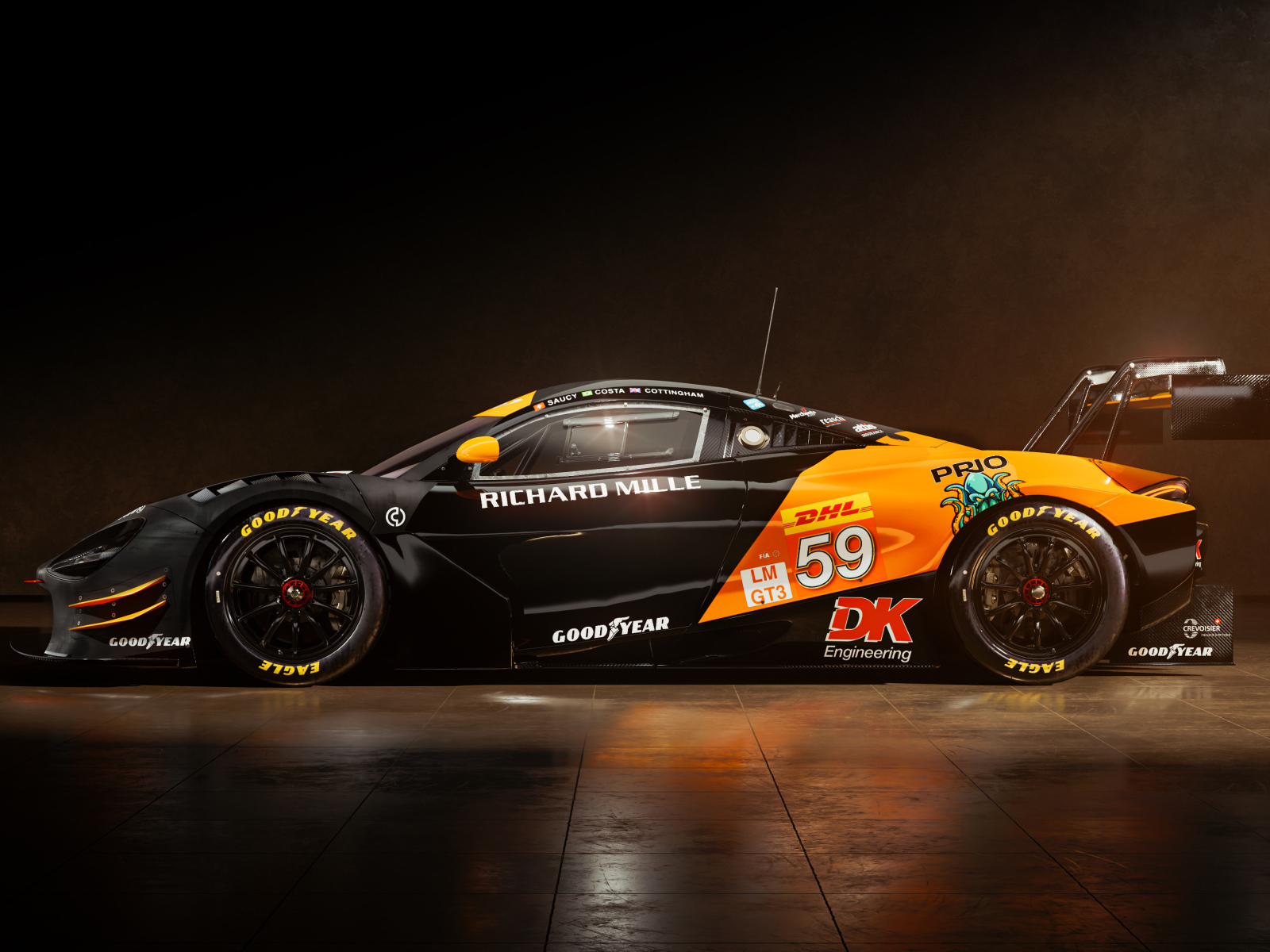 Вид сбоку на автомобиль McLaren 720S GT3 EVO 2024 года