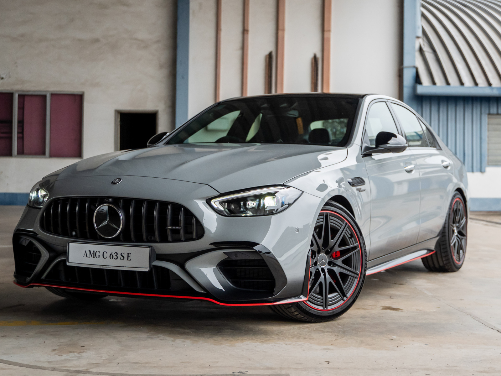 Автомобиль Mercedes-AMG C 63 S E Performance F1 Edition 2024 года