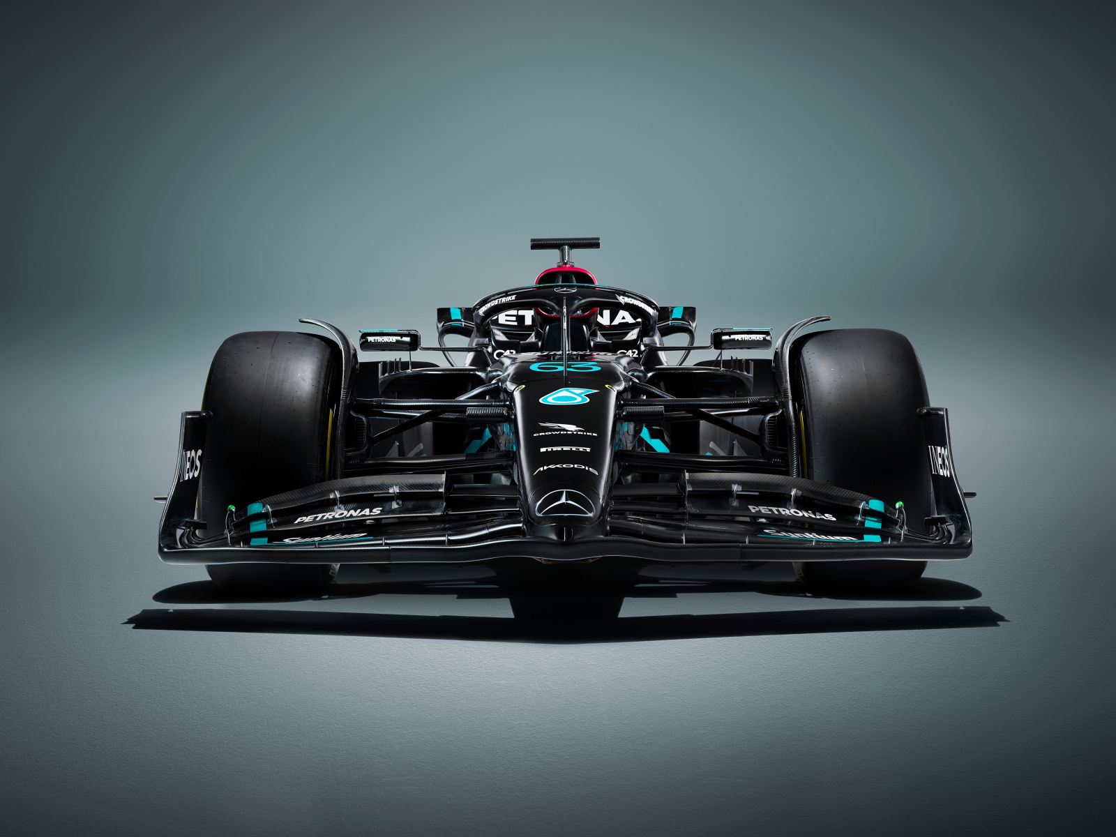 Черный гоночный автомобиль Mercedes-AMG F1 W14 E Performance вид спереди