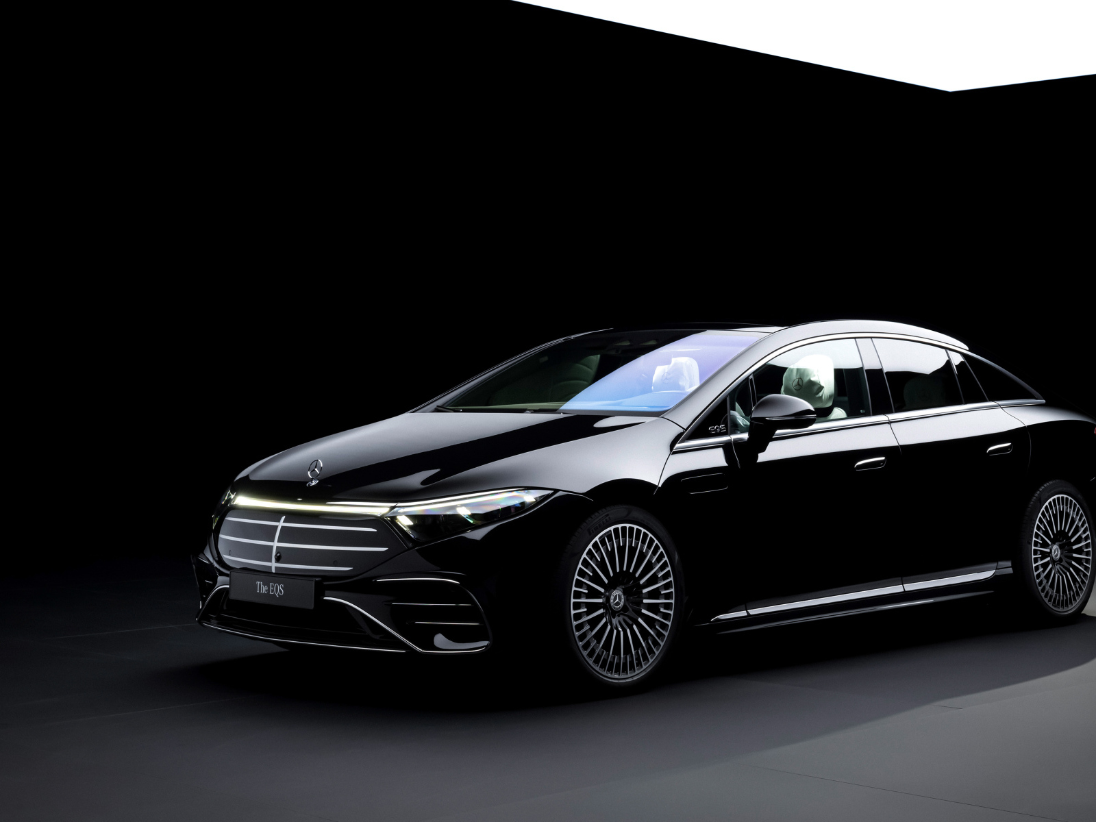 Черный стильный автомобиль Mercedes-Benz EQS 580 4MATIC AMG Line Manufaktur Selection 2024 года