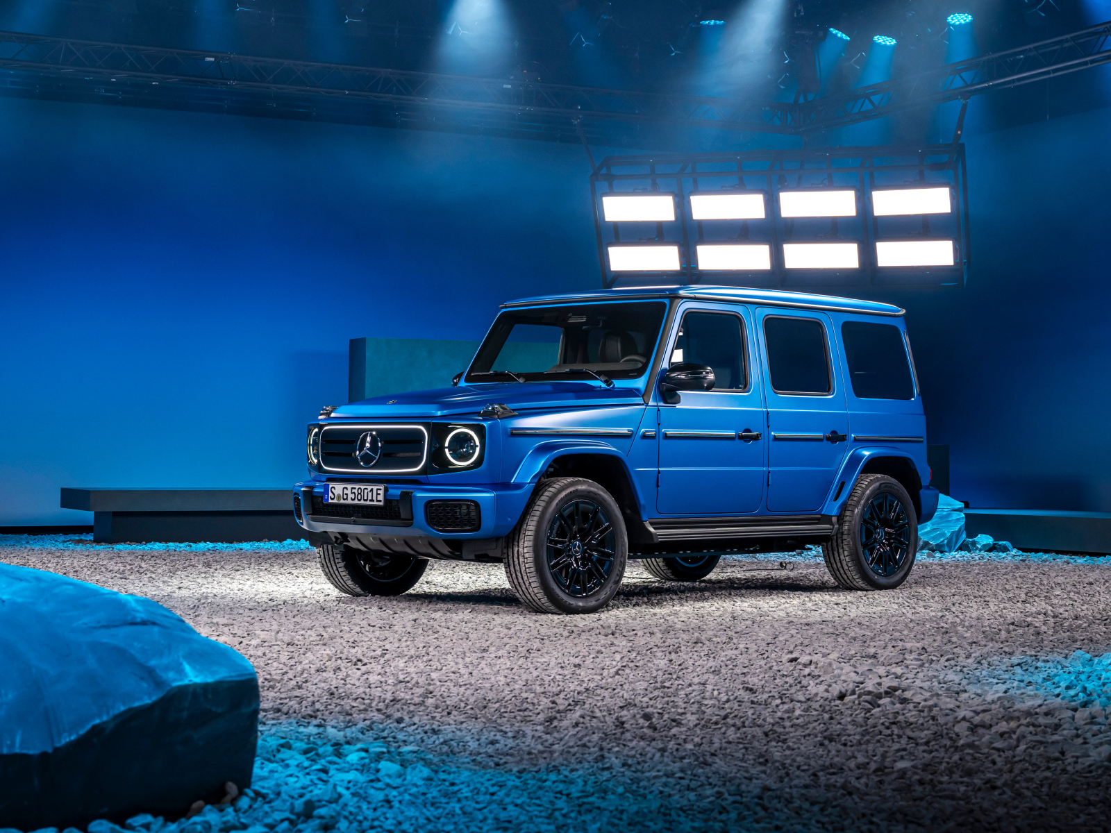 Синий внедорожник  Mercedes-Benz G 580 With EQ Technology Edition One 2024  года в здании