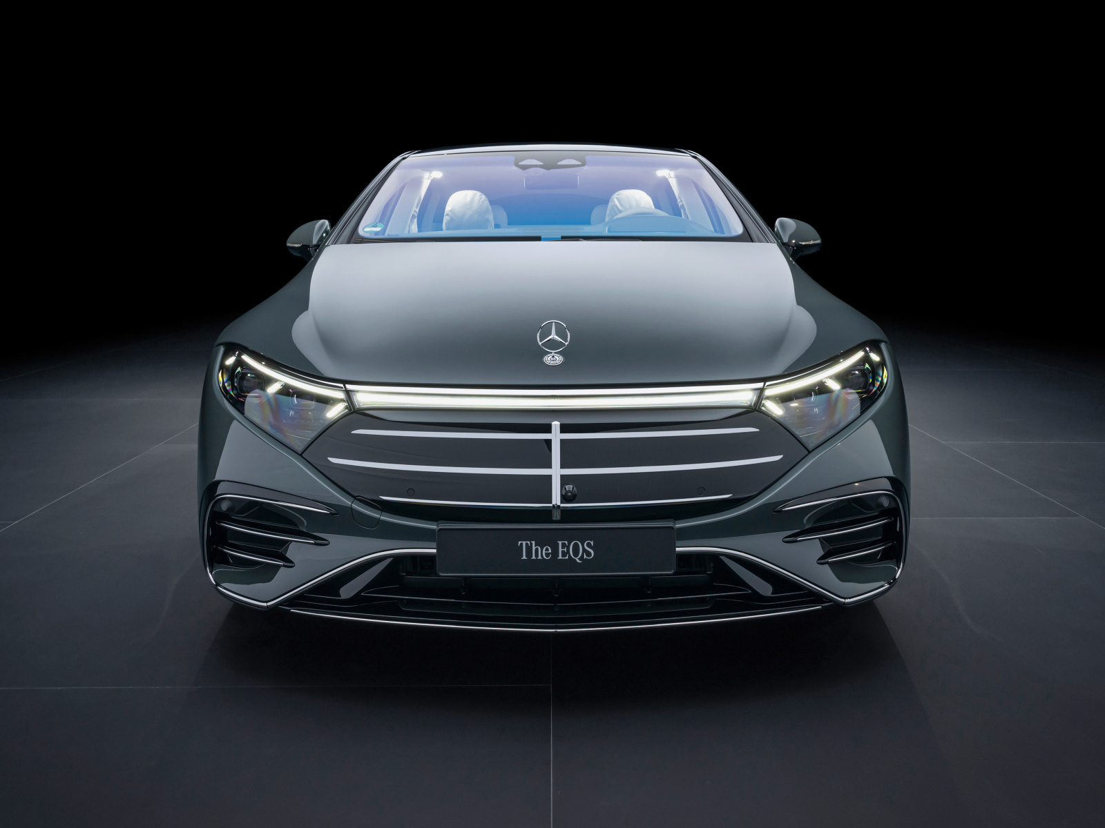 Вид спереди на дорогой автомобиль Mercedes-Benz EQS 580 4MATIC AMG Line 2024  года