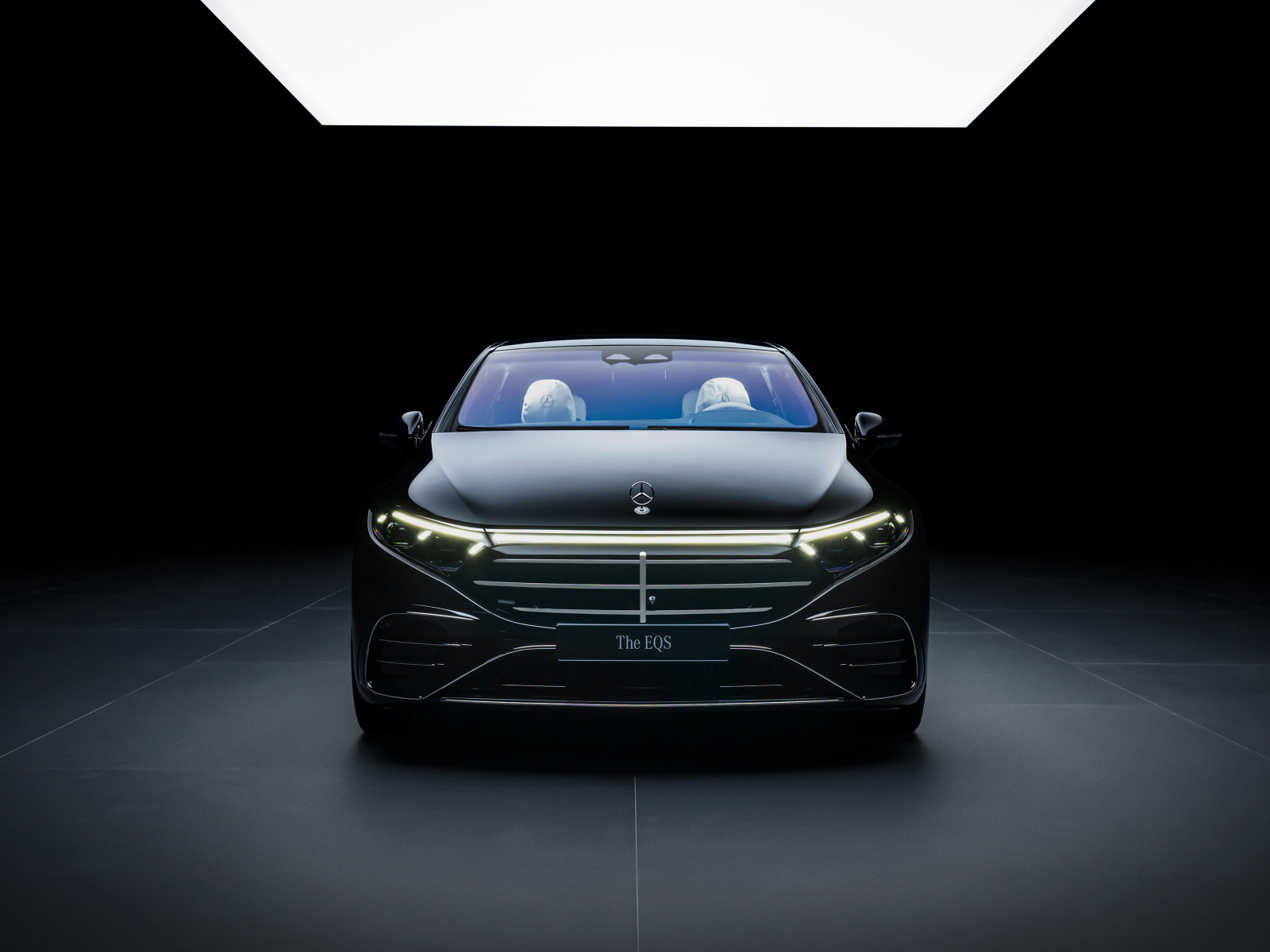 Вид спереди на автомобиль Mercedes-Benz EQS 580 4MATIC AMG Line Manufaktur Selection 2024 года