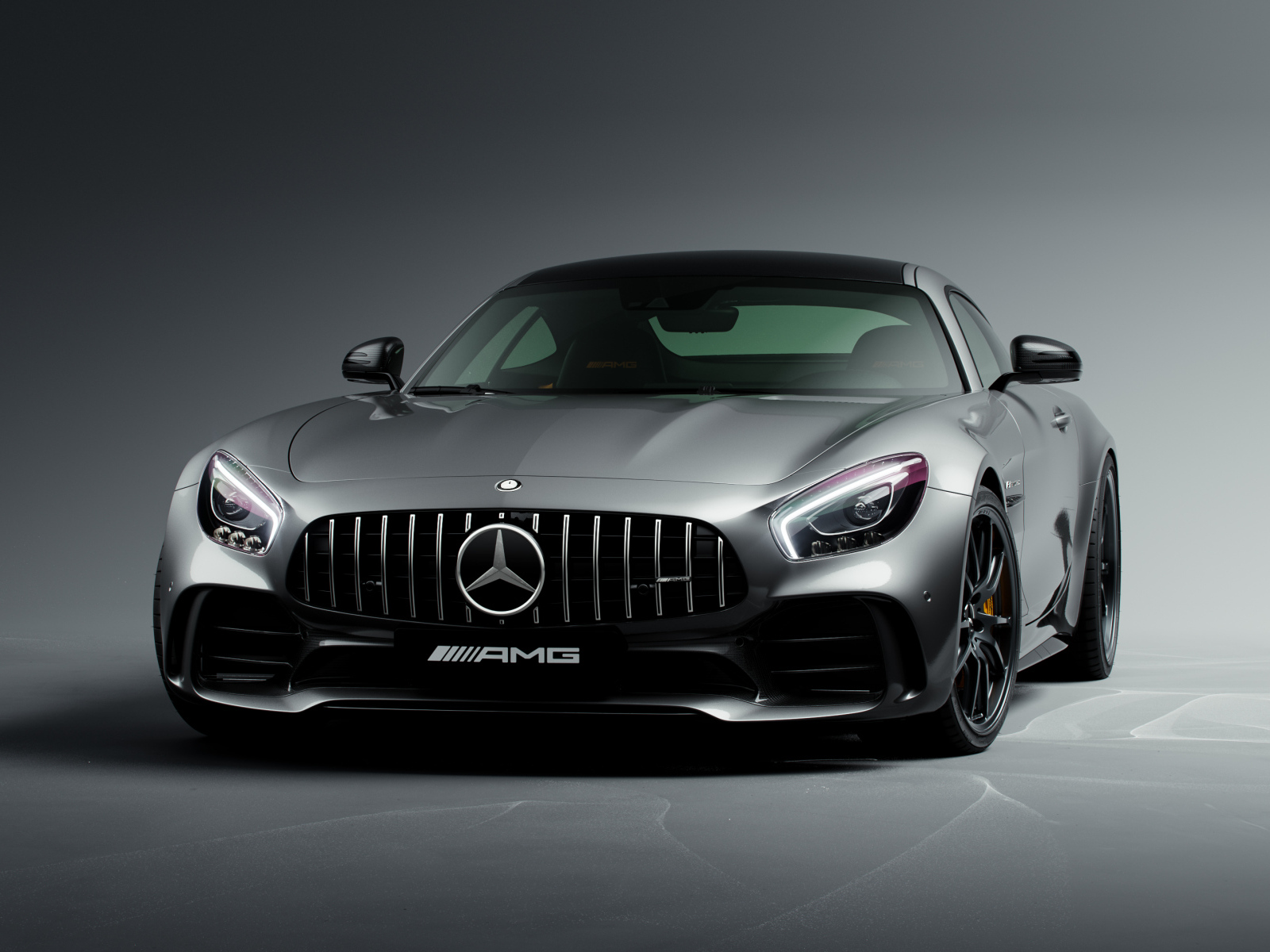 Вид спереди на автомобиль Mercedes-Benz AMG GT R