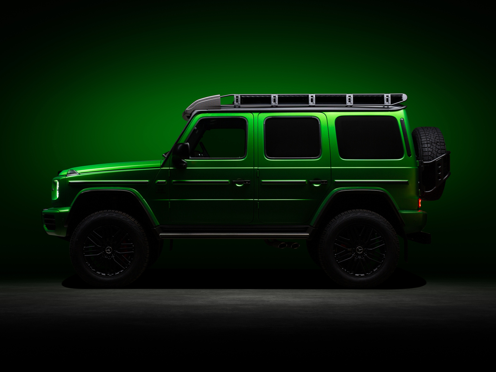 Зеленый джип Mercedes-AMG G 63 4x4