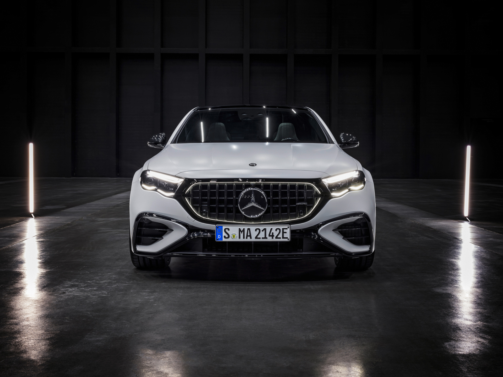 Автомобиль Mercedes-AMG E 53 HYBRID 4MATIC+ 2024 года вид спереди