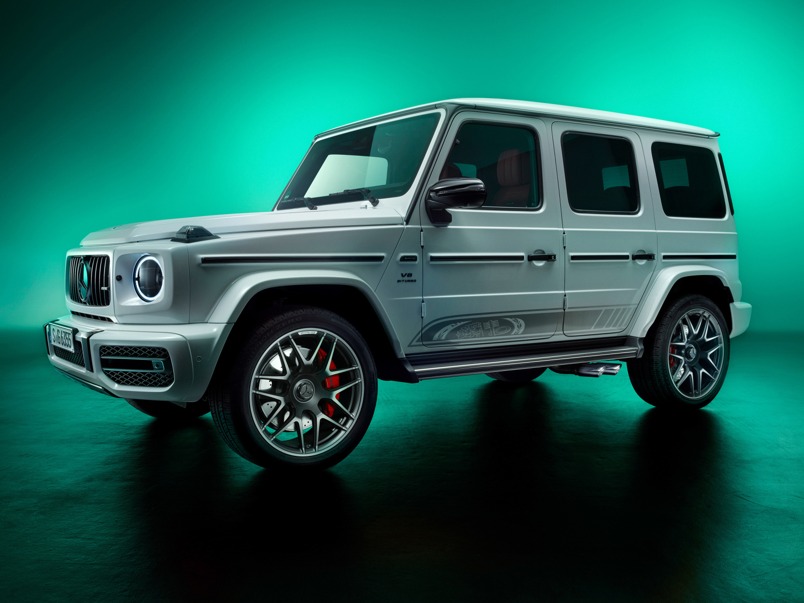 Автомобиль Mercedes-AMG G63 на зеленом фоне