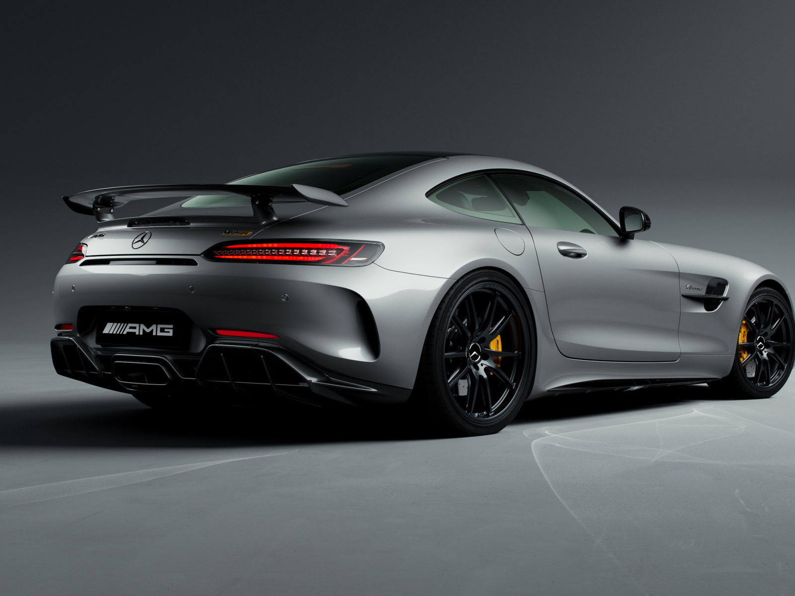 Вид сзади на серебристый автомобиль Mercedes-Benz AMG GT R