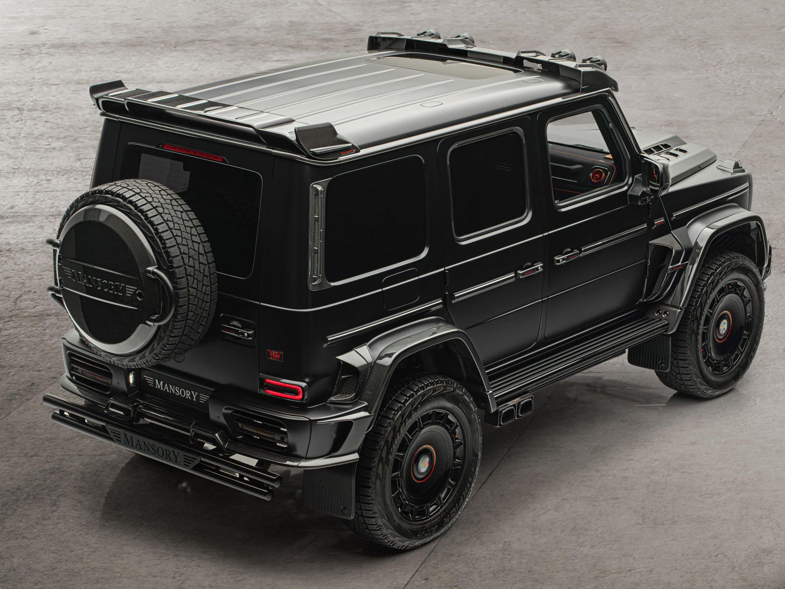 Вид сзади на черный джип Mercedes-AMG G63 Mansory Grande Entree 4x4