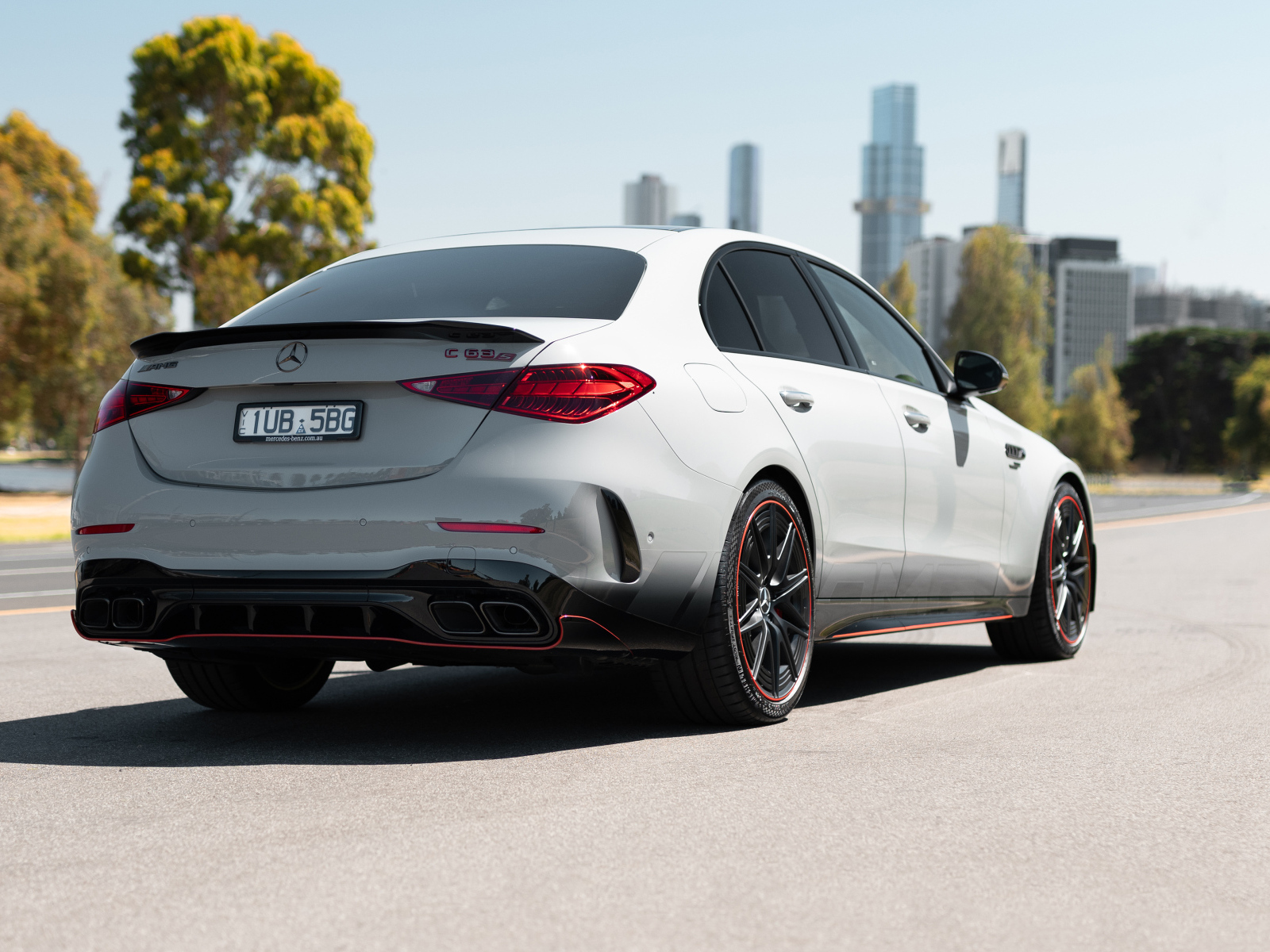 Вид сзади на автомобиль Mercedes-AMG C 63 S E Performance F1 Edition 2024  года