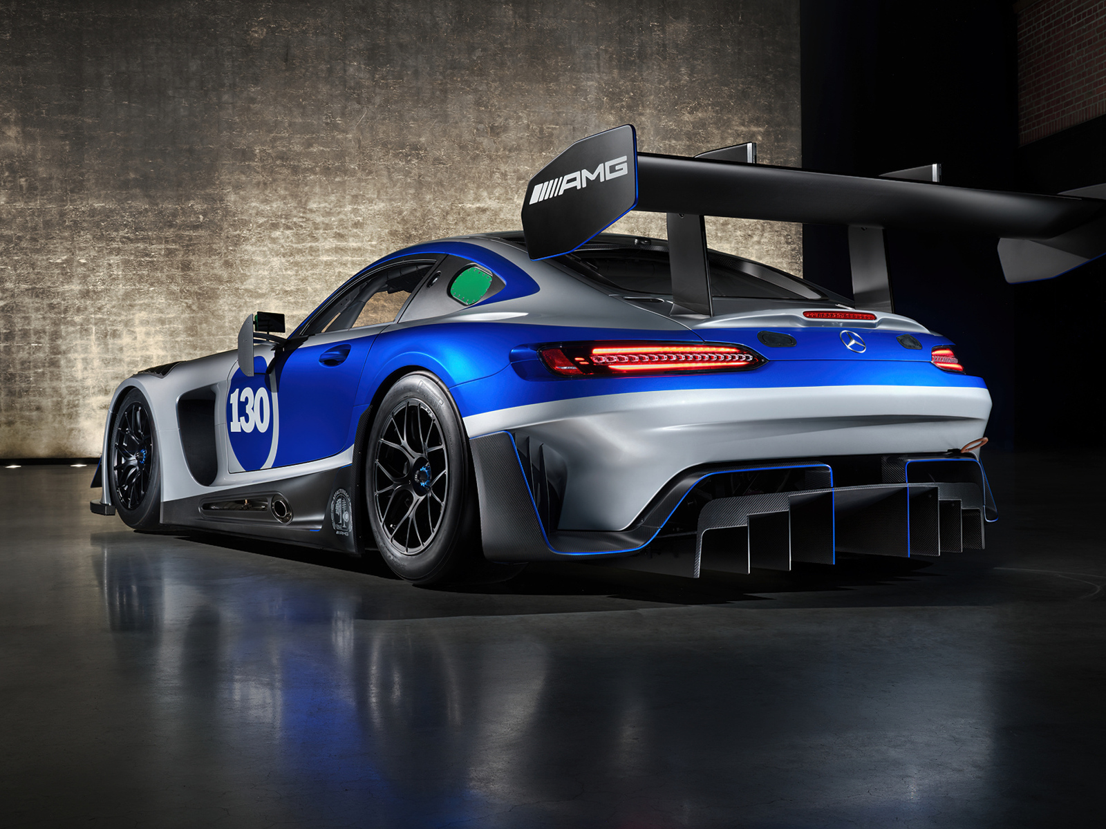 Вид сзади на автомобиль Mercedes-AMG GT3 Edition 130Y Motorsport 2024 года