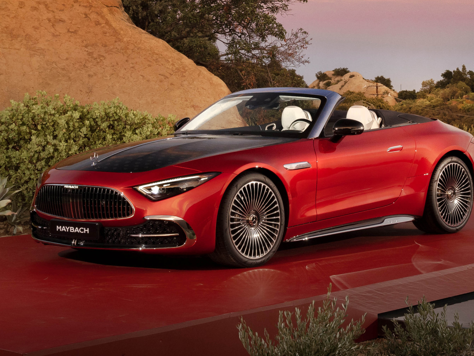 Красный автомобиль Mercedes-Maybach SL 680 Monogram Series 2024 года