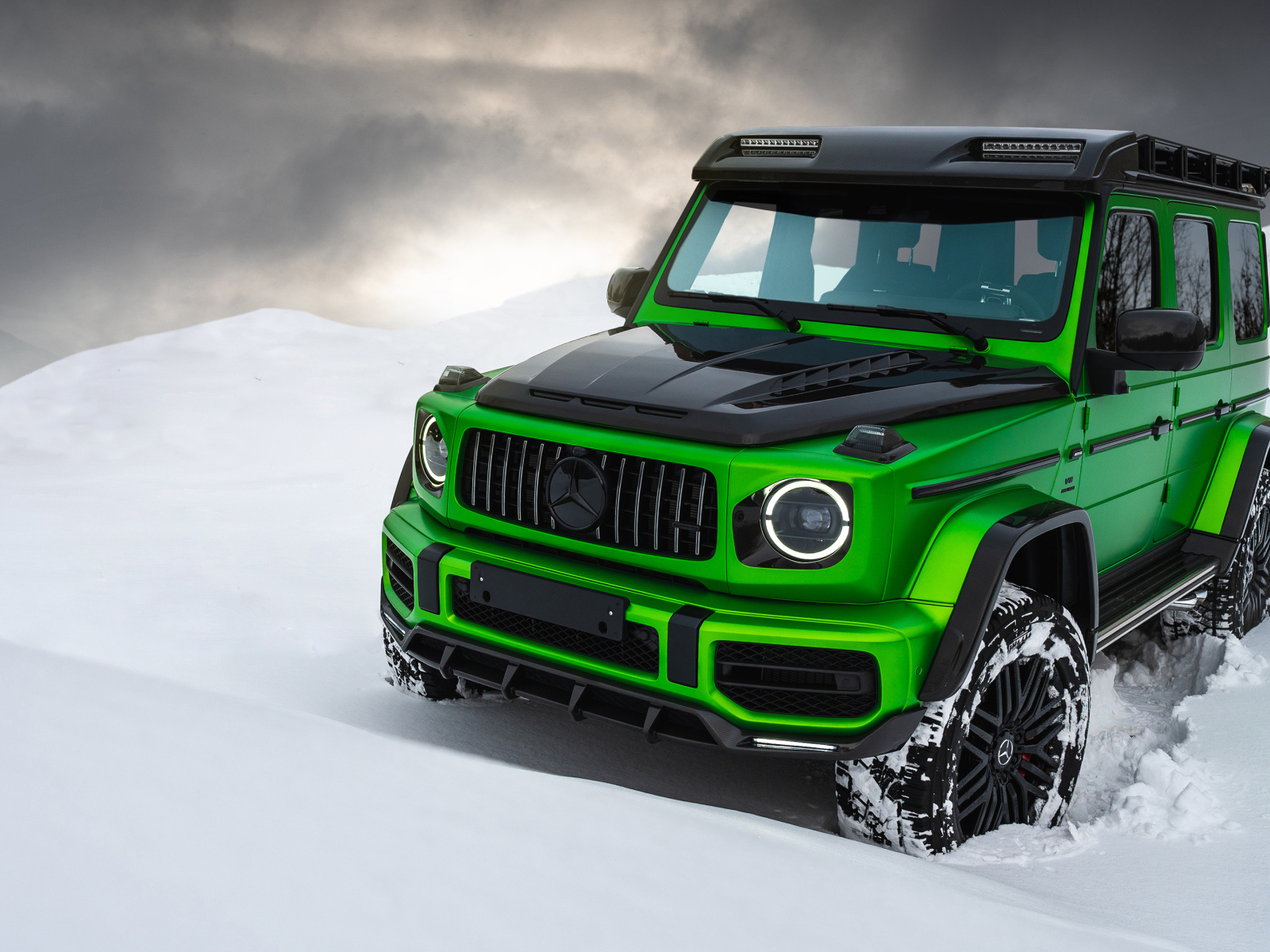 Внедорожник Mercedes-AMG G 63 Inferno 4x4 на снегу