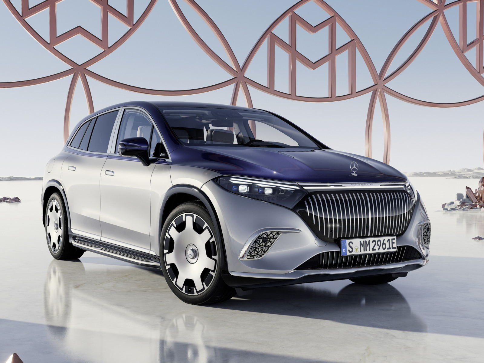 Серебристый автомобиль Mercedes Maybach EQS 680