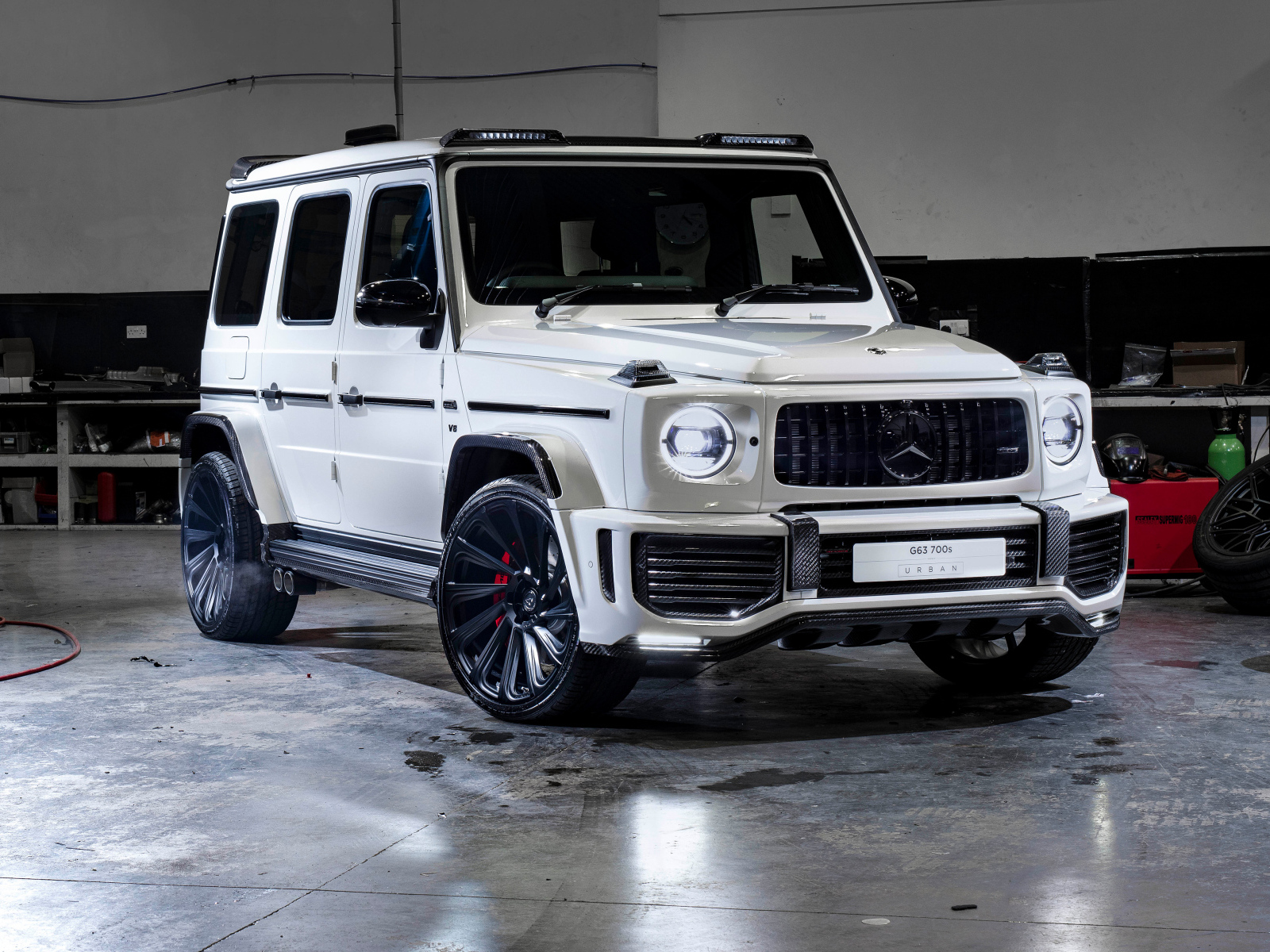 Белый внедорожник Urban Automotive Mercedes-AMG G 63