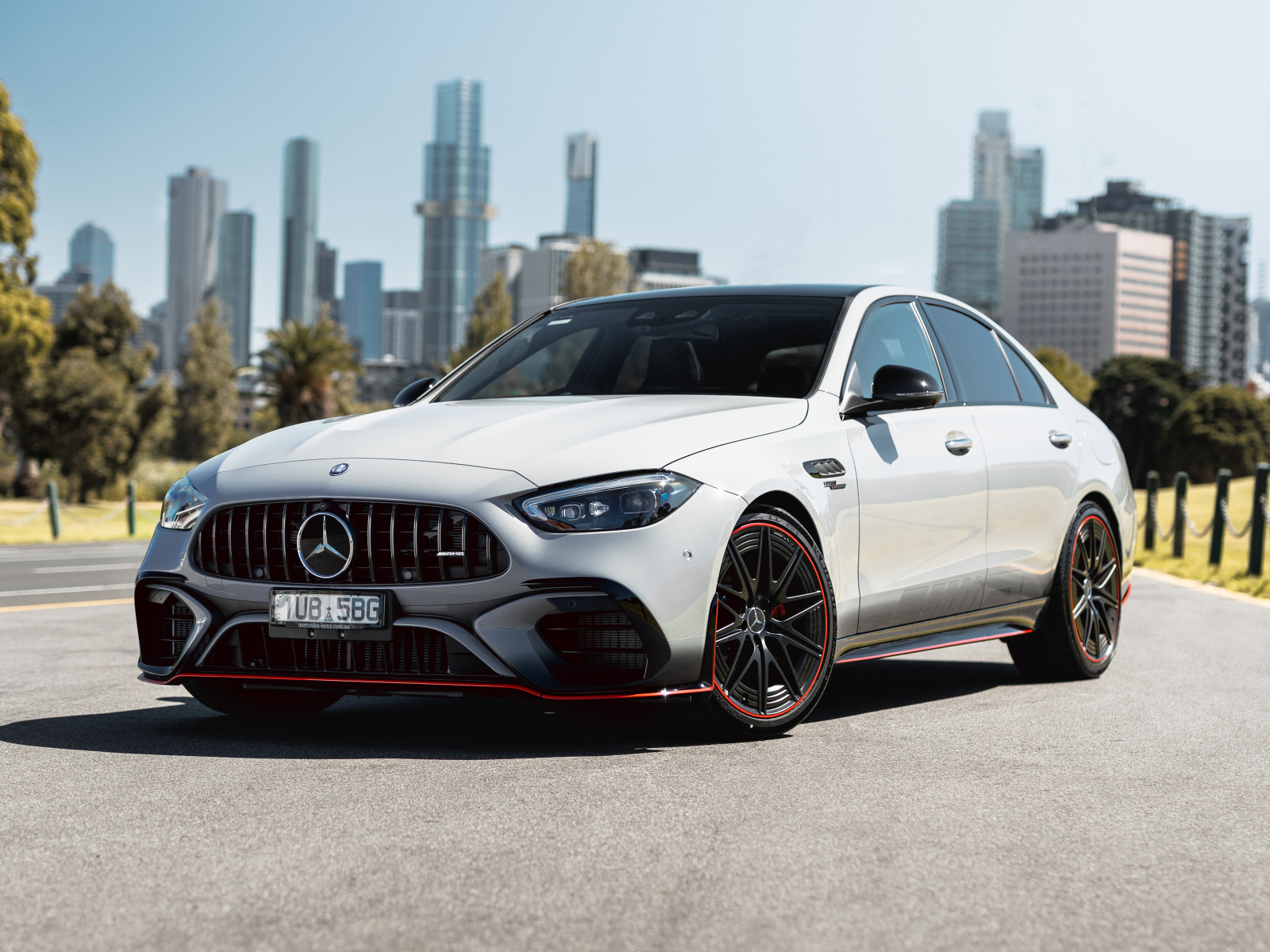 Белый автомобиль  Mercedes-AMG C 63 S E Performance F1 Edition 2024 года