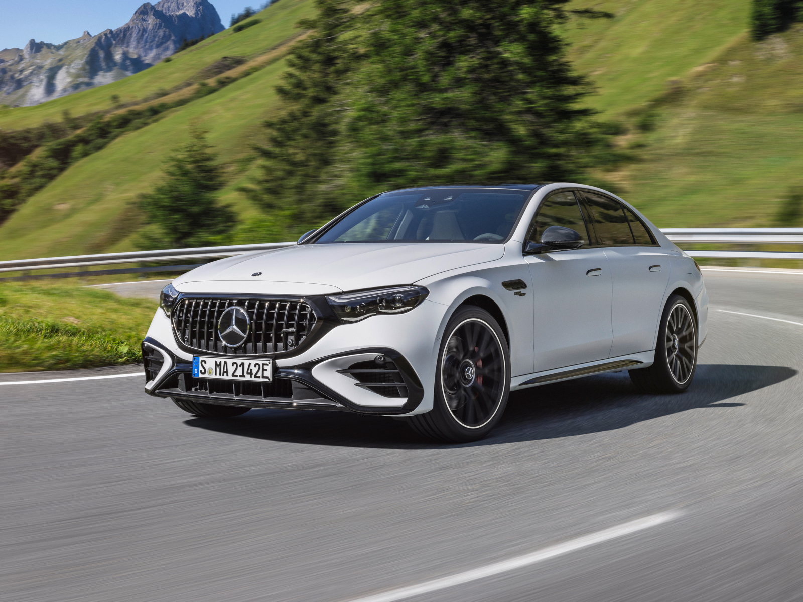 Белый автомобиль Mercedes-AMG E 53 HYBRID 4MATIC+ 2024 года на дороге