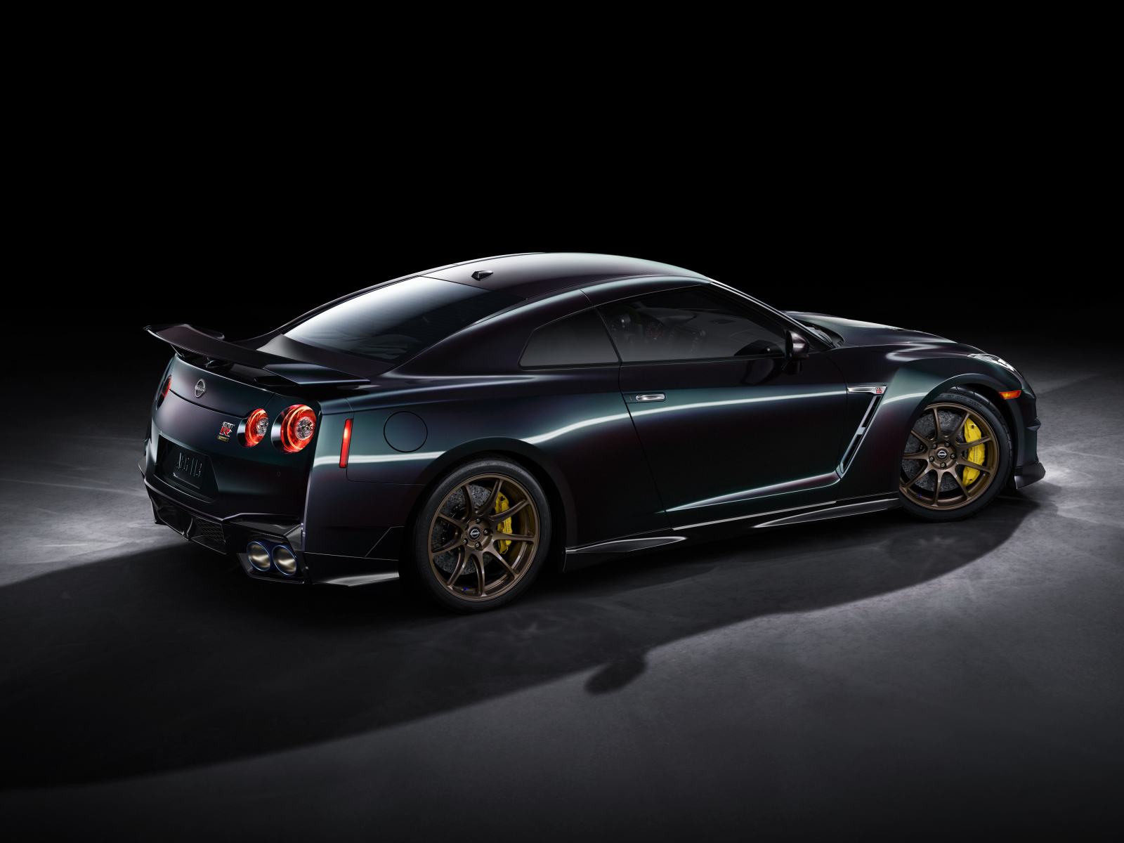Вид сзади на автомобиль Nissan GT-R T-Spec Takumi Edition 2024 года