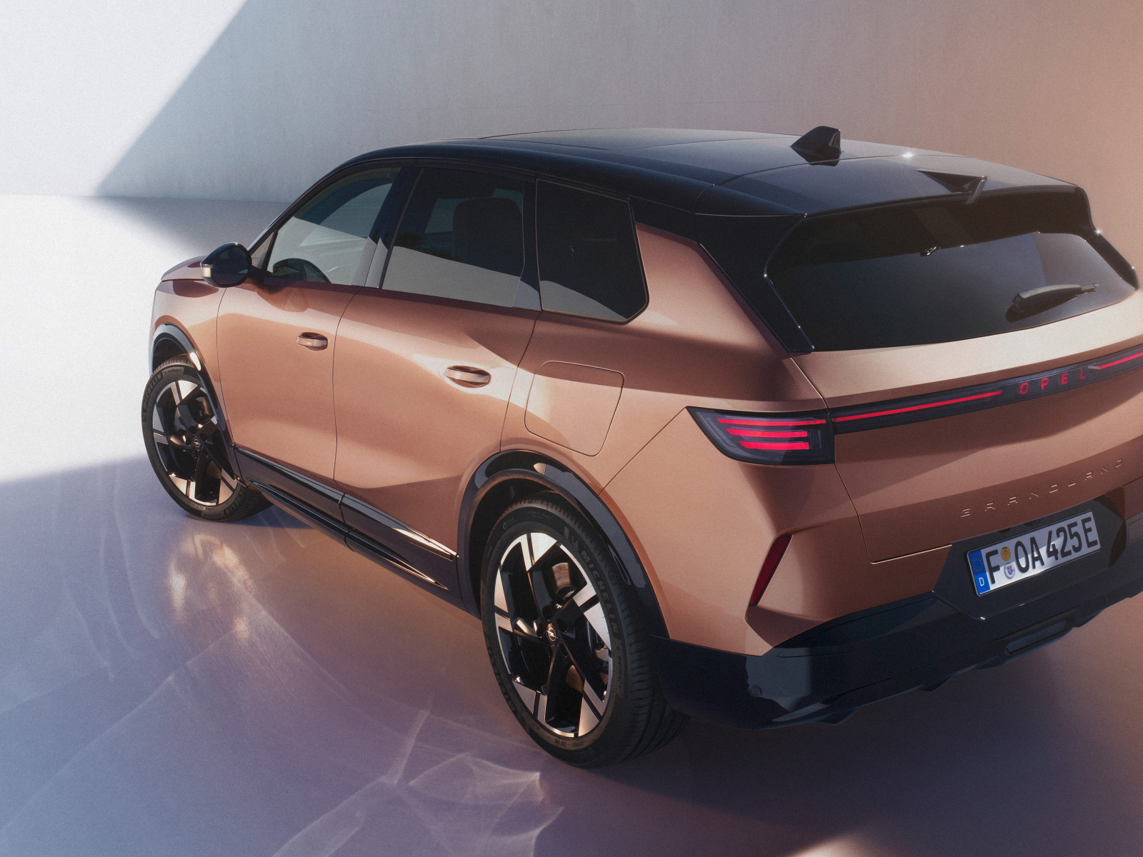 Вид сзади на автомобиль Opel Grandland Electric 2024 года