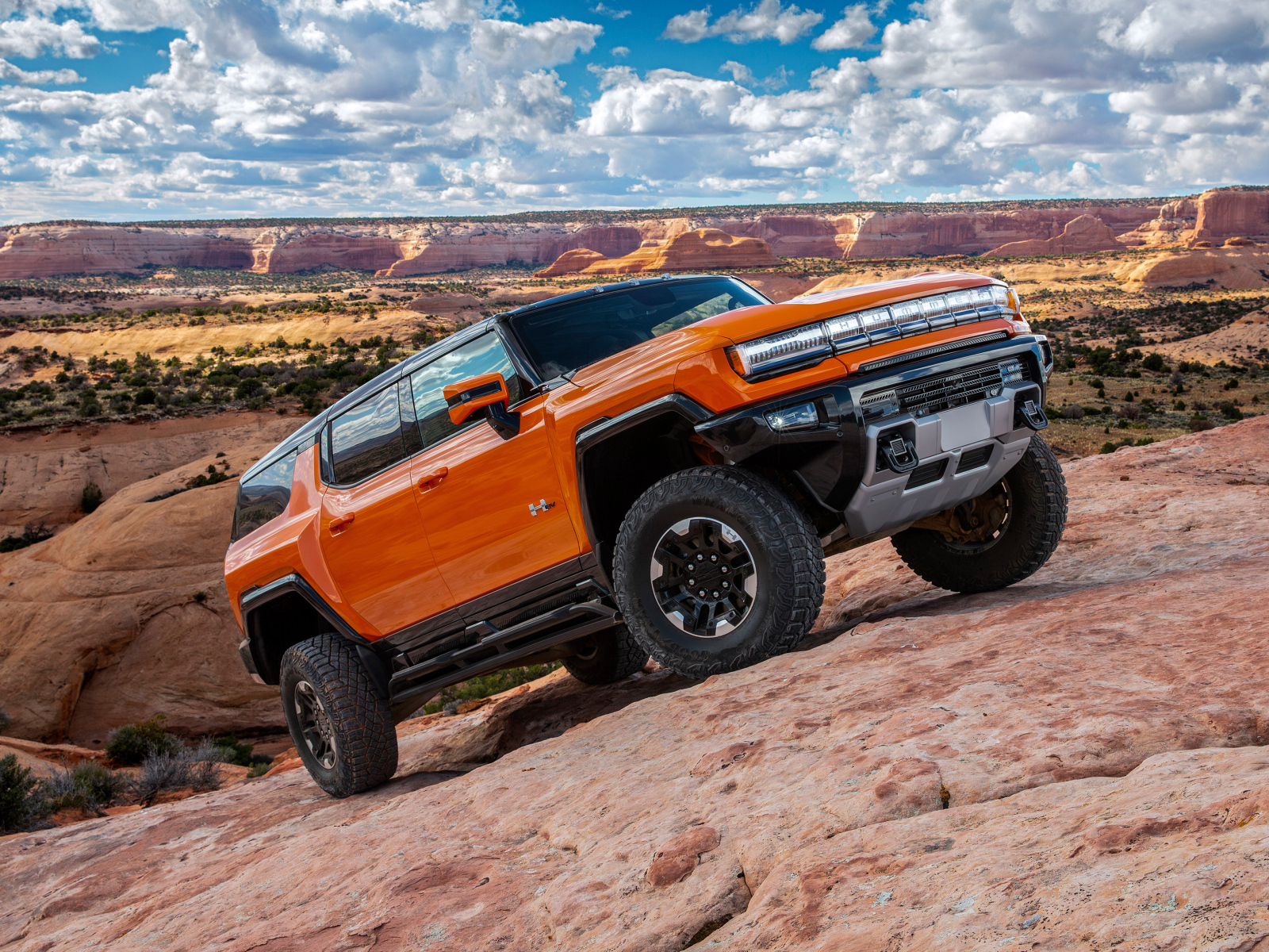 Большой GMC Hummer EV 2024 года в горах