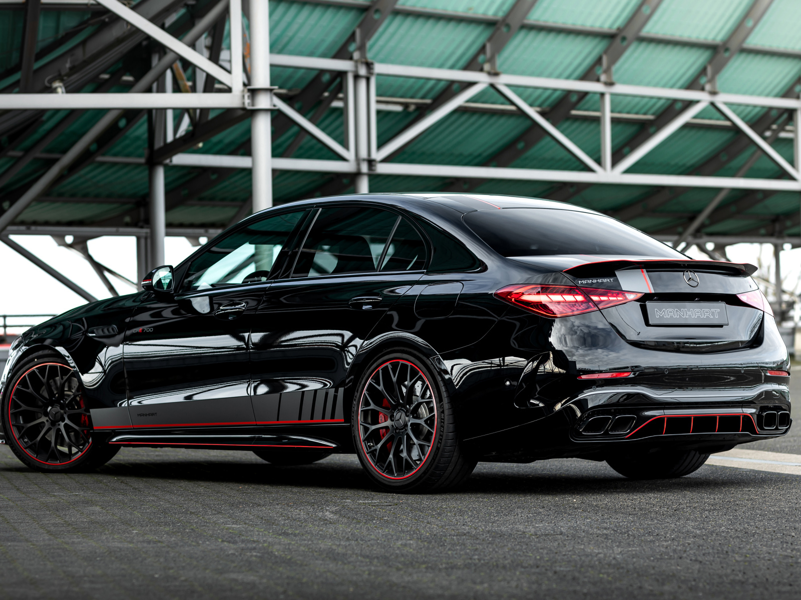 Черный автомобиль Manhart CRE 700 2024 года вид сзади