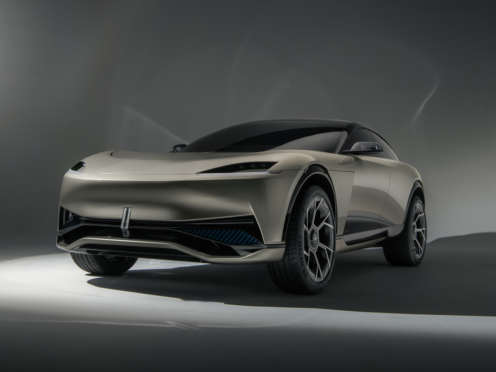 Автомобиль  Karma Ivara на сером фоне