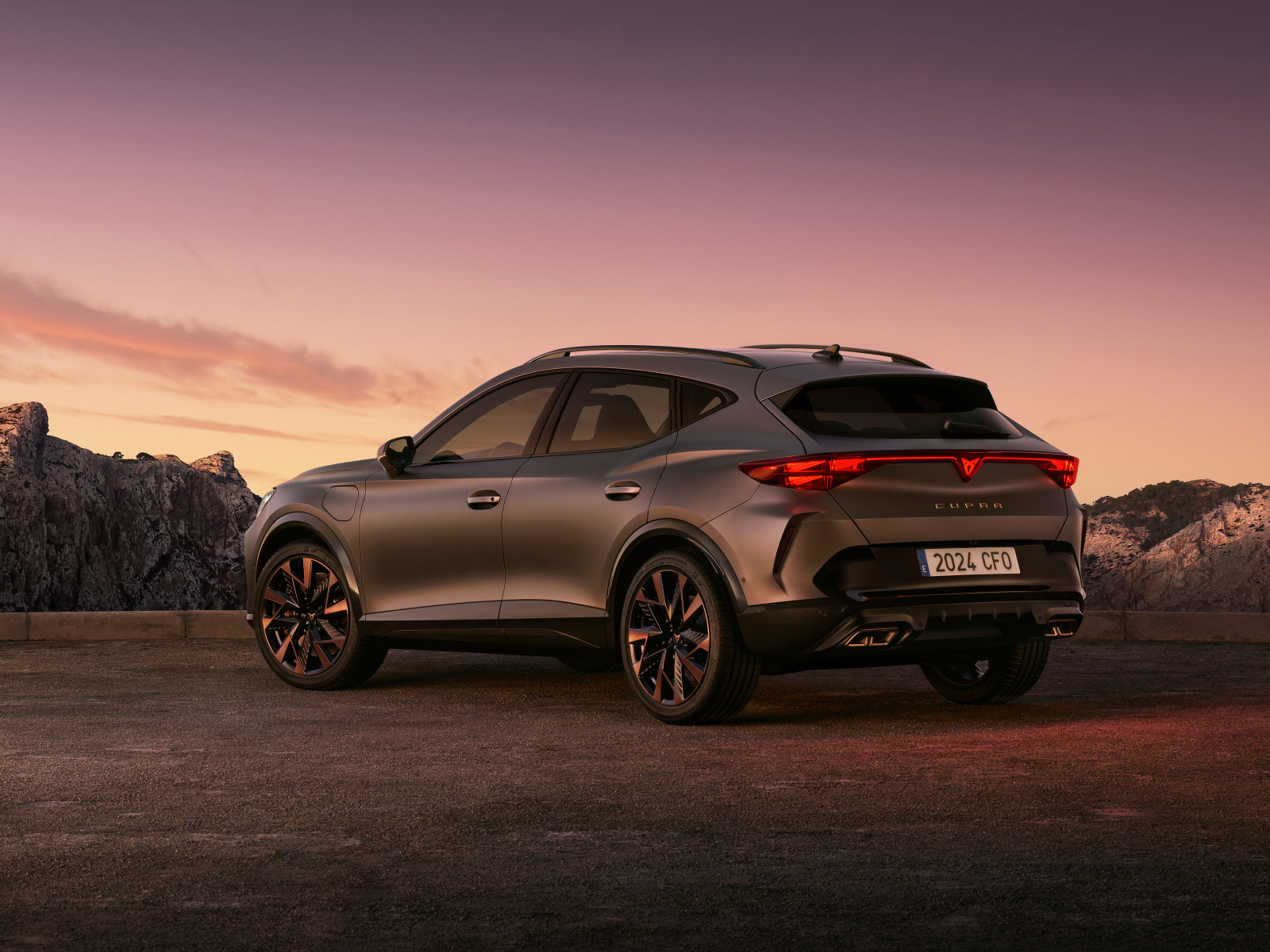 Вид сзади на автомобиль Cupra Formentor EHybrid 2024 года