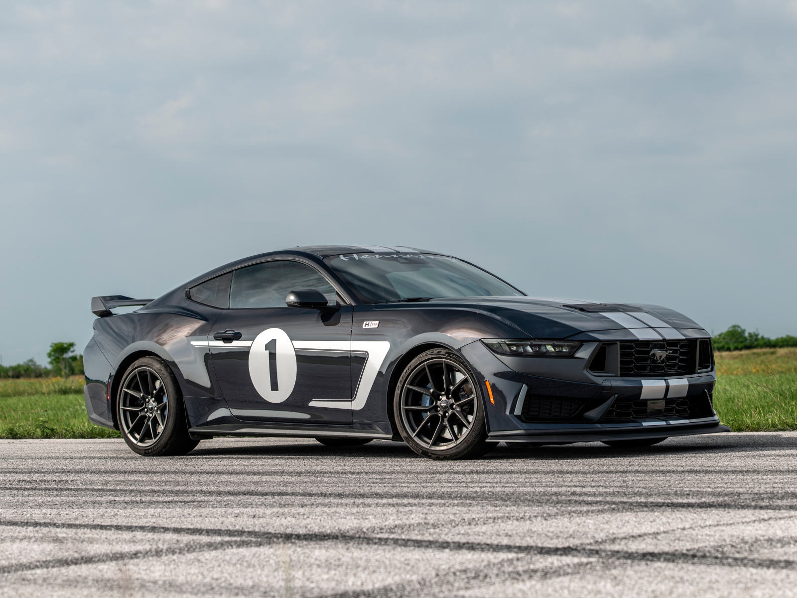 Спортивный автомобиль Hennessey H850 Mustang Dark Horse 2024