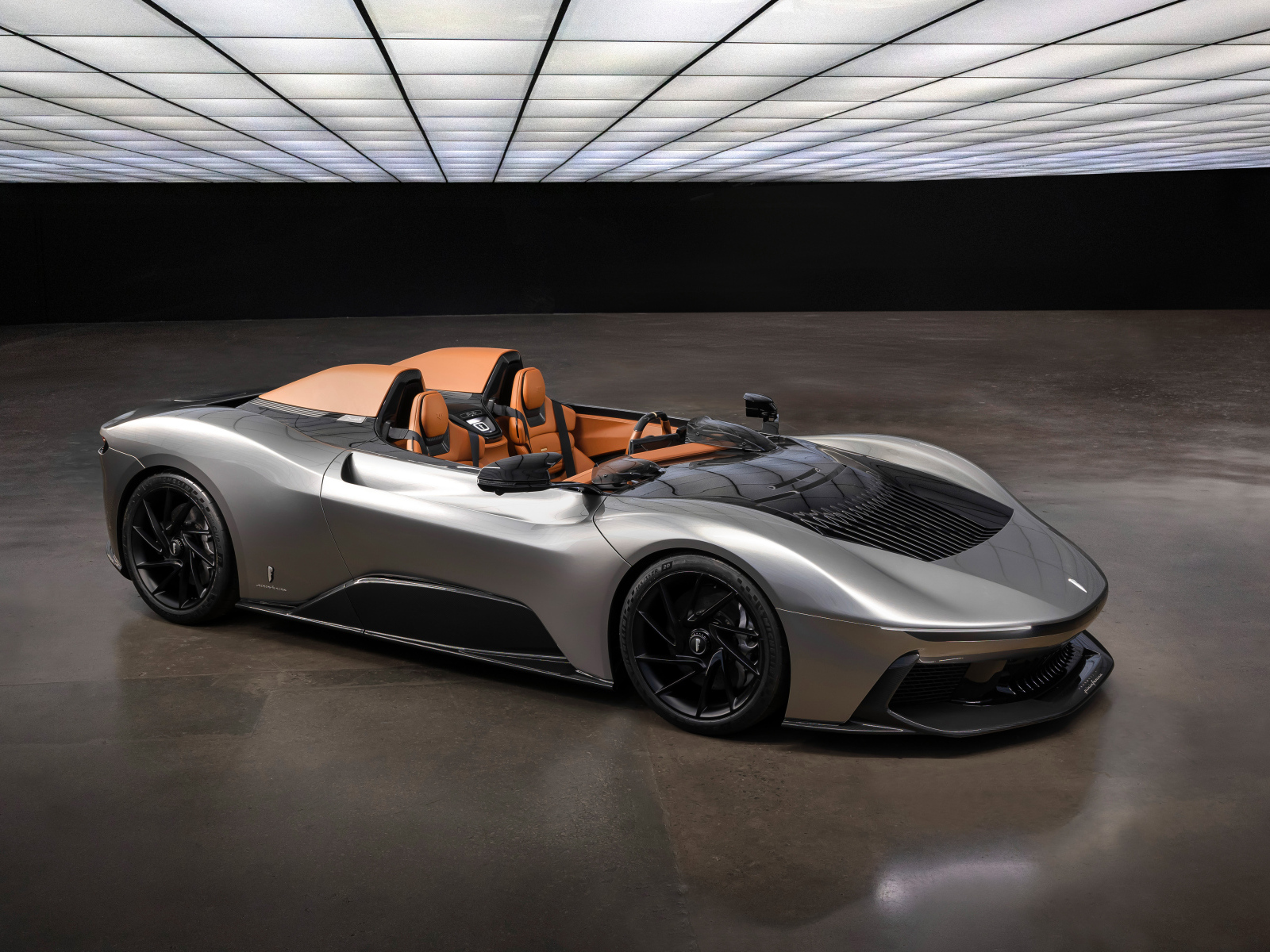 Необычный автомобиль Pininfarina B95 Gotham 2024 года