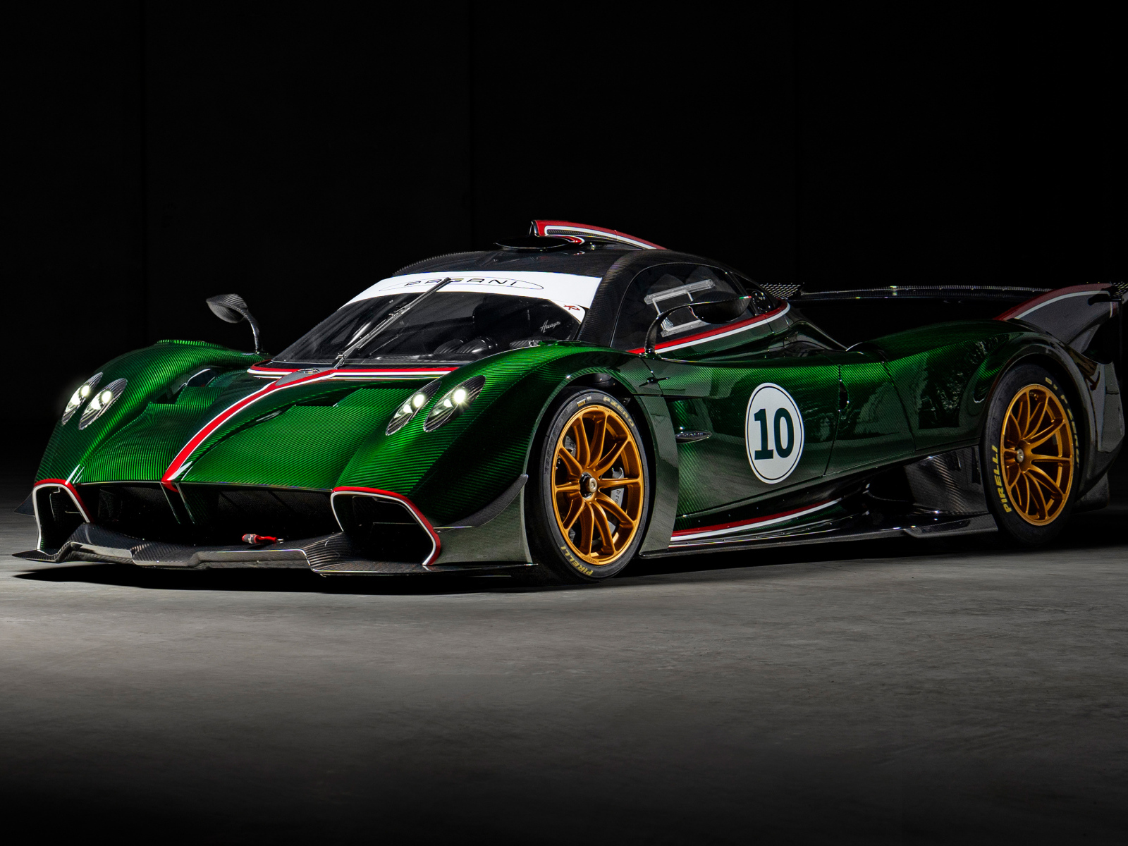 Зеленый автомобиль Pagani Huayra R