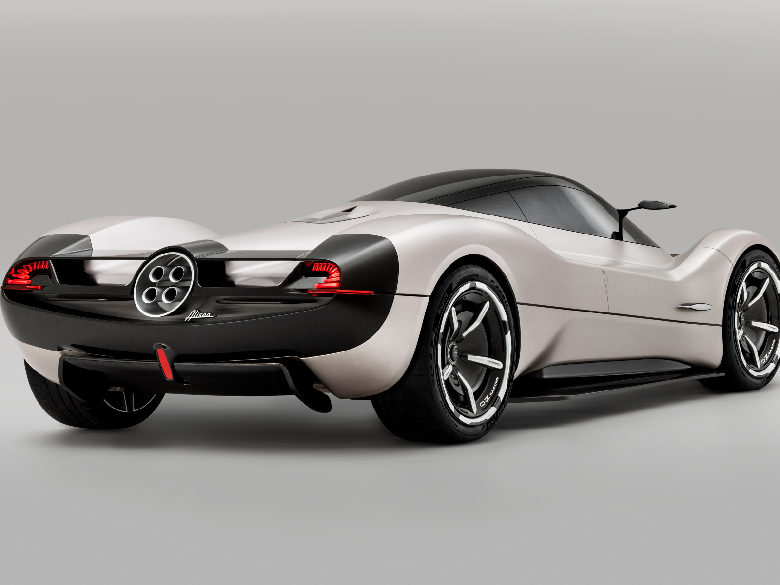 Вид сзади на автомобиль Pagani Alisea By IED 2024 года на сером фоне